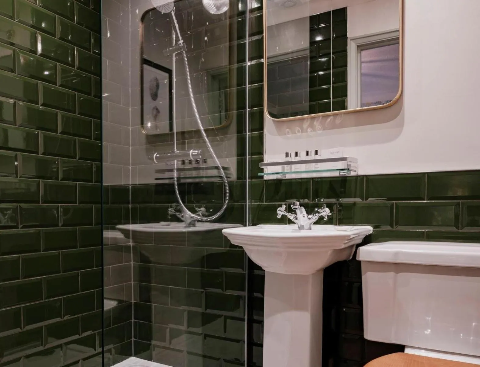 Bathroom in Fisherman's Haunt Hotel