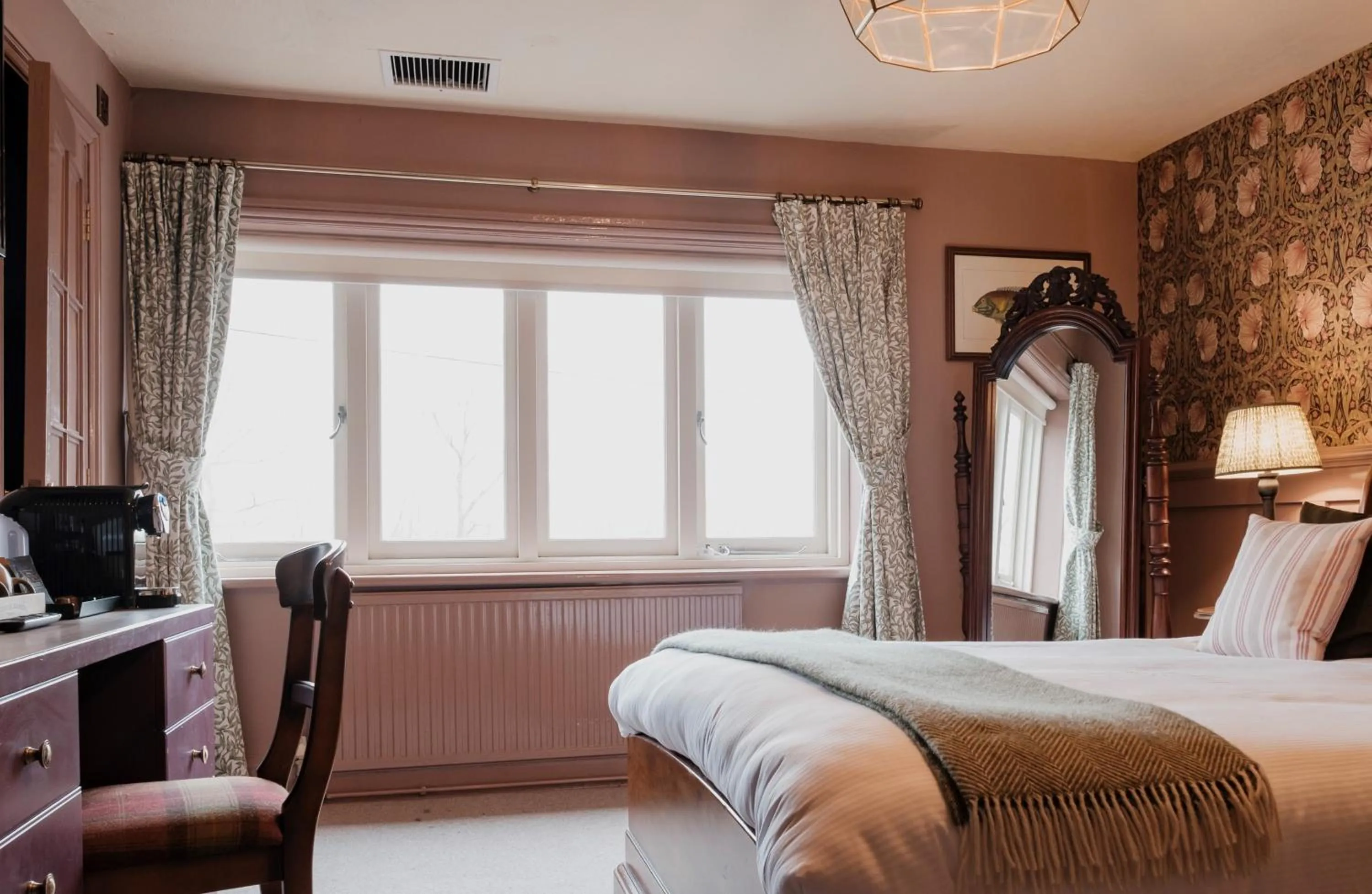 Photo of the whole room, Bed in Fisherman's Haunt Hotel