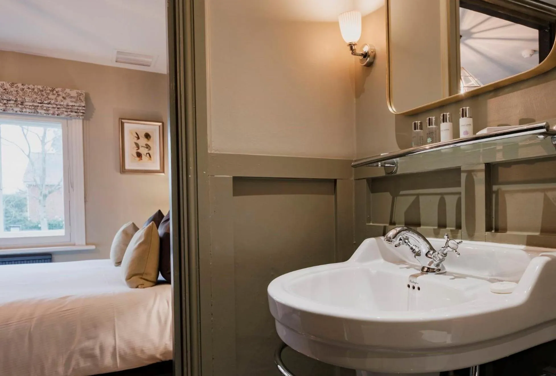 Bathroom, Bed in Fisherman's Haunt Hotel