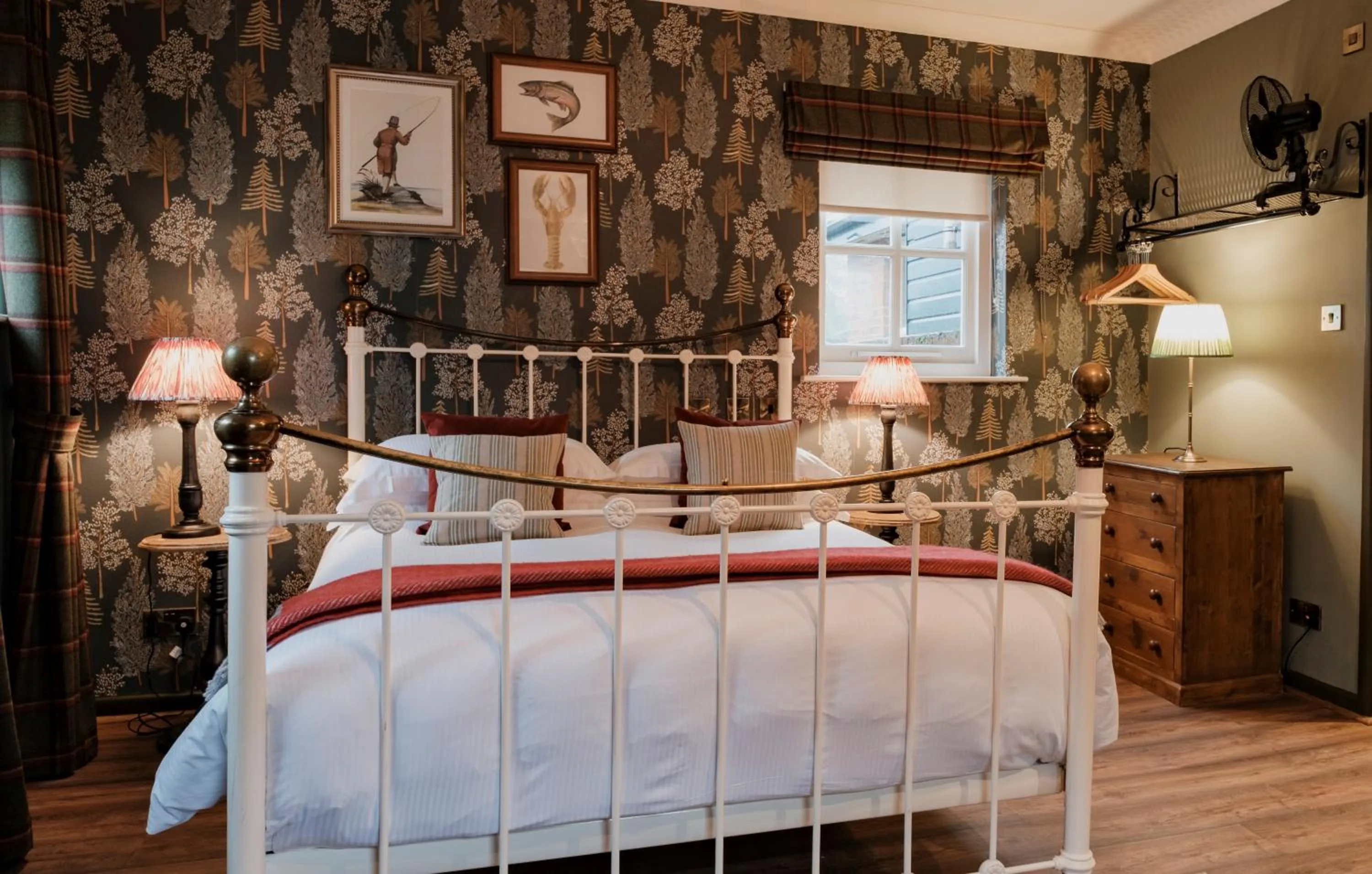 Bed in Fisherman's Haunt Hotel