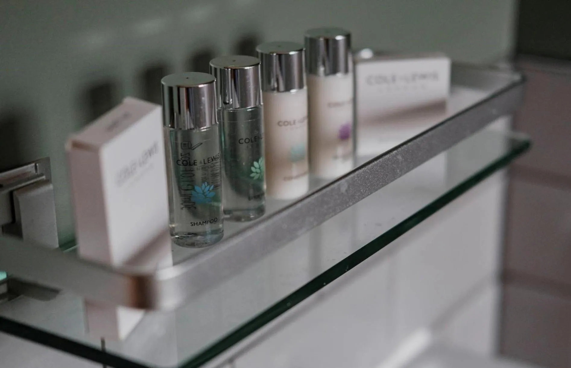 Bathroom in Fisherman's Haunt Hotel