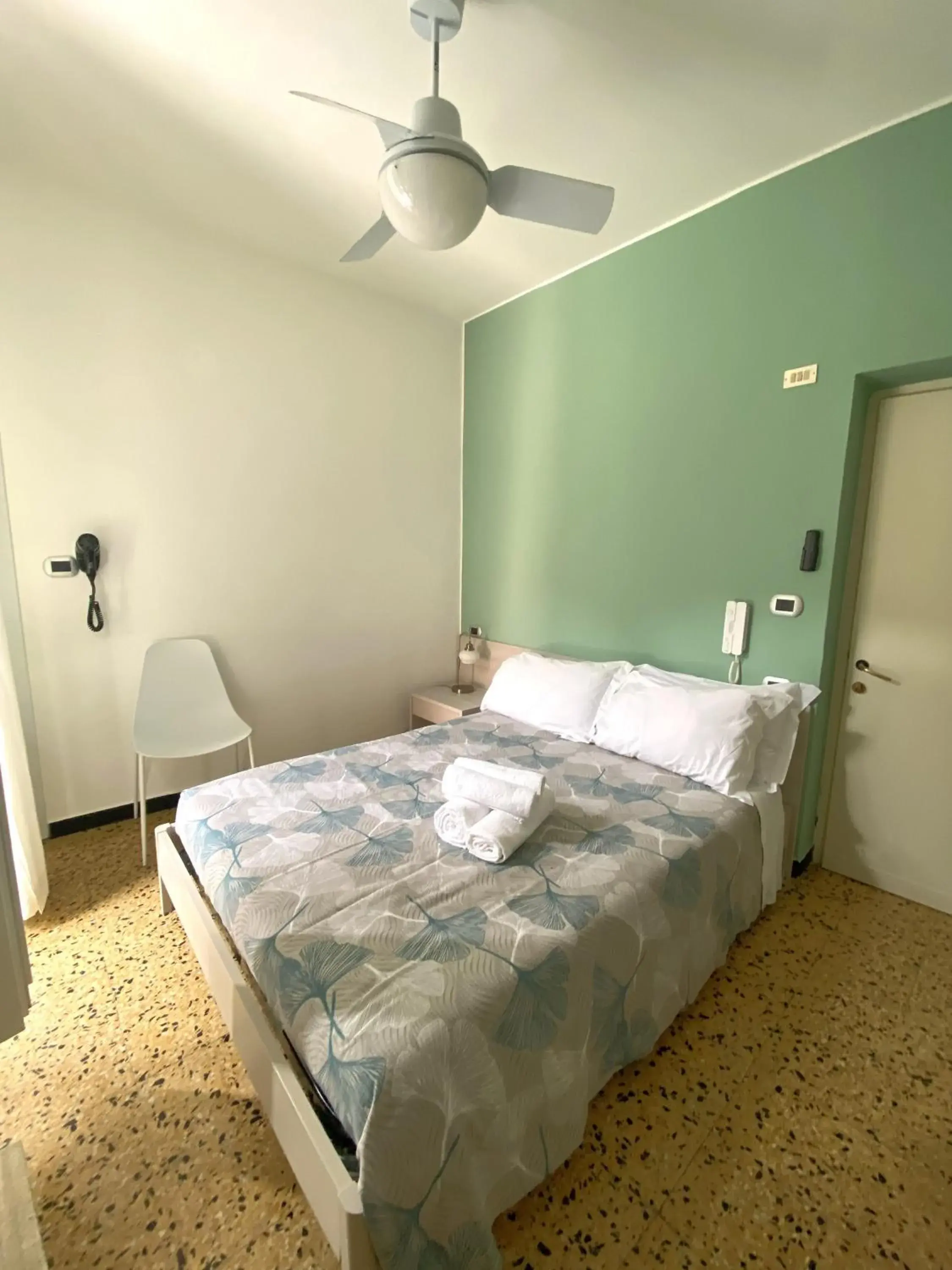 Double Room with Shared Toilet in Pensione Sorriso Double Room with Shared Toilet in Pensione Sorriso