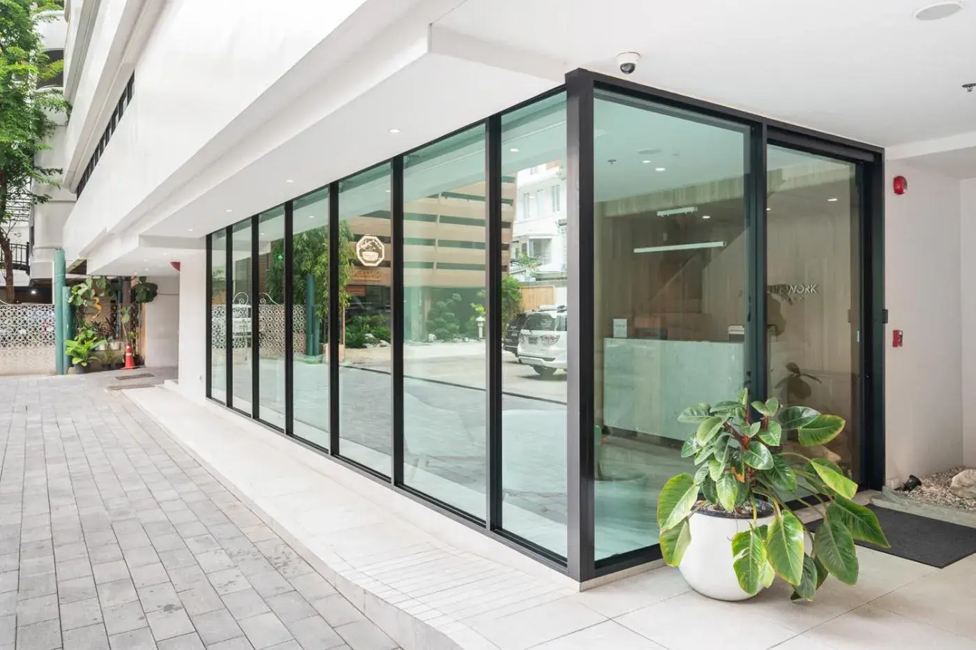 Facade/entrance in LiveZen Bangkok Sukhumvit Facade/entrance in LiveZen Bangkok Sukhumvit