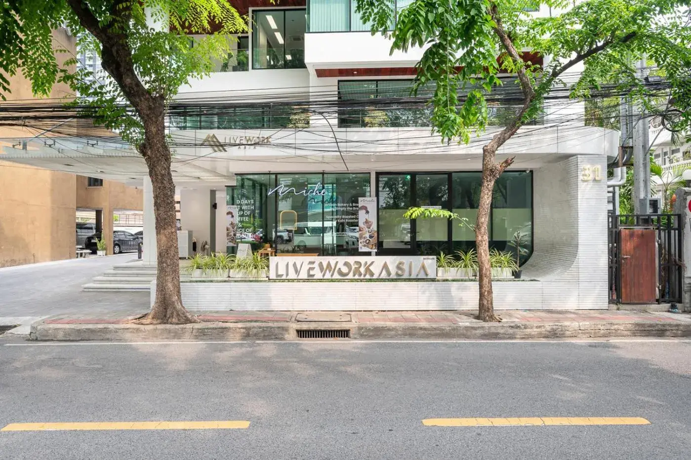 Property building in LiveZen Bangkok Sukhumvit Property building in LiveZen Bangkok Sukhumvit