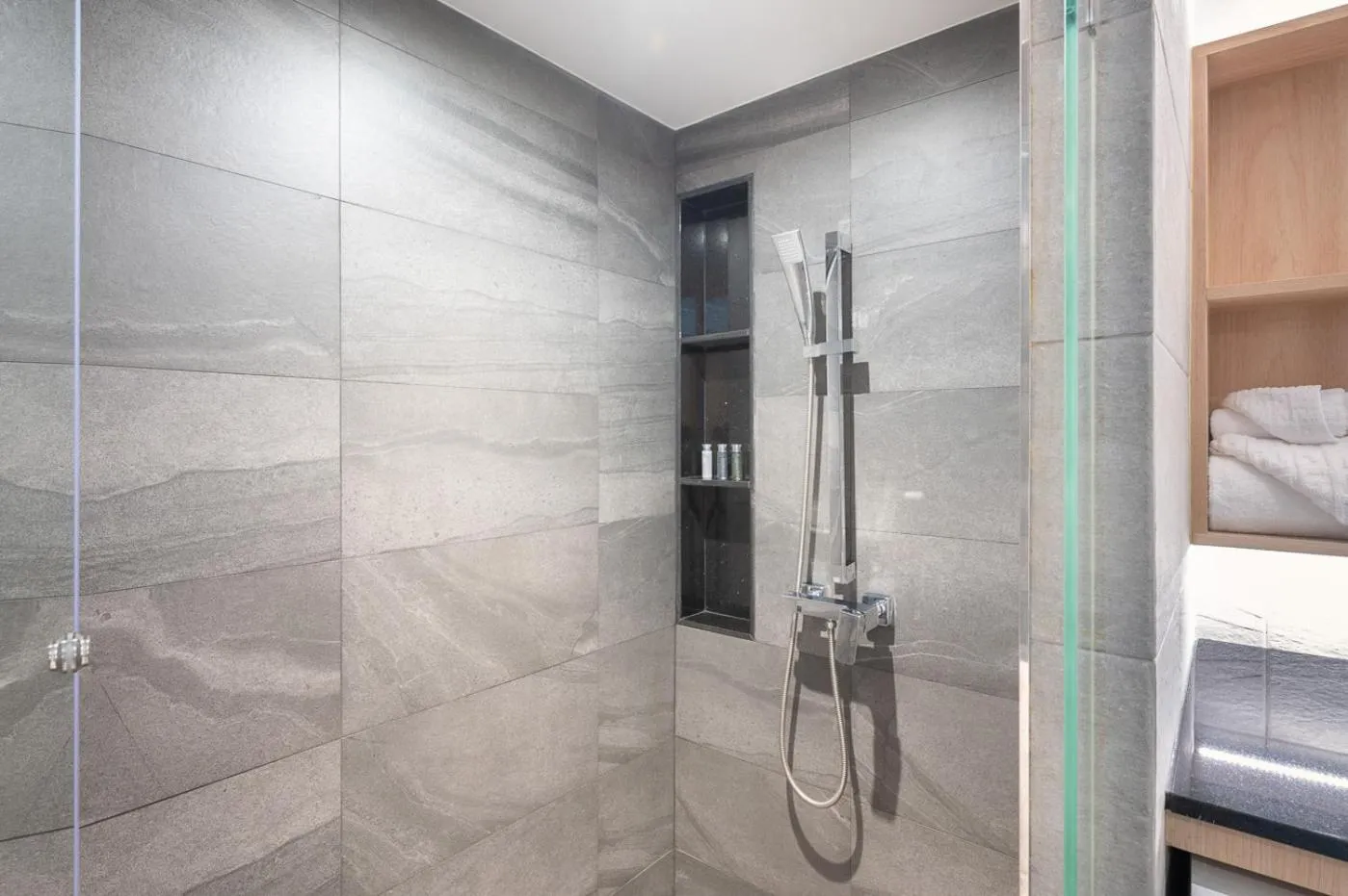 Bathroom, Bed in LiveZen Bangkok Sukhumvit