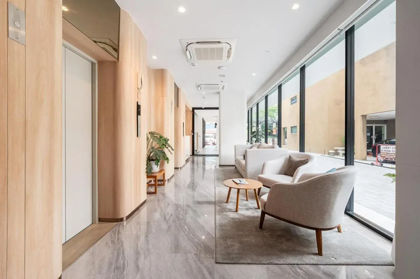 Lobby or reception in LiveZen Bangkok Sukhumvit Lobby or reception in LiveZen Bangkok Sukhumvit