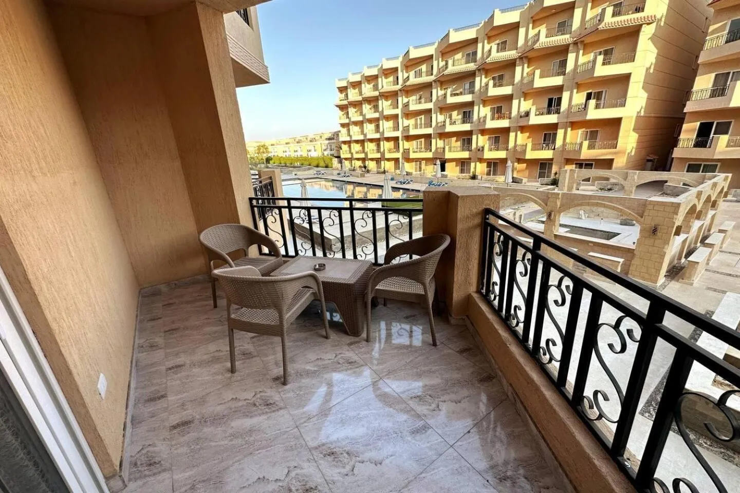 2 Bed Flat - Sleeps 6 - Pool - Parking - Wifi
