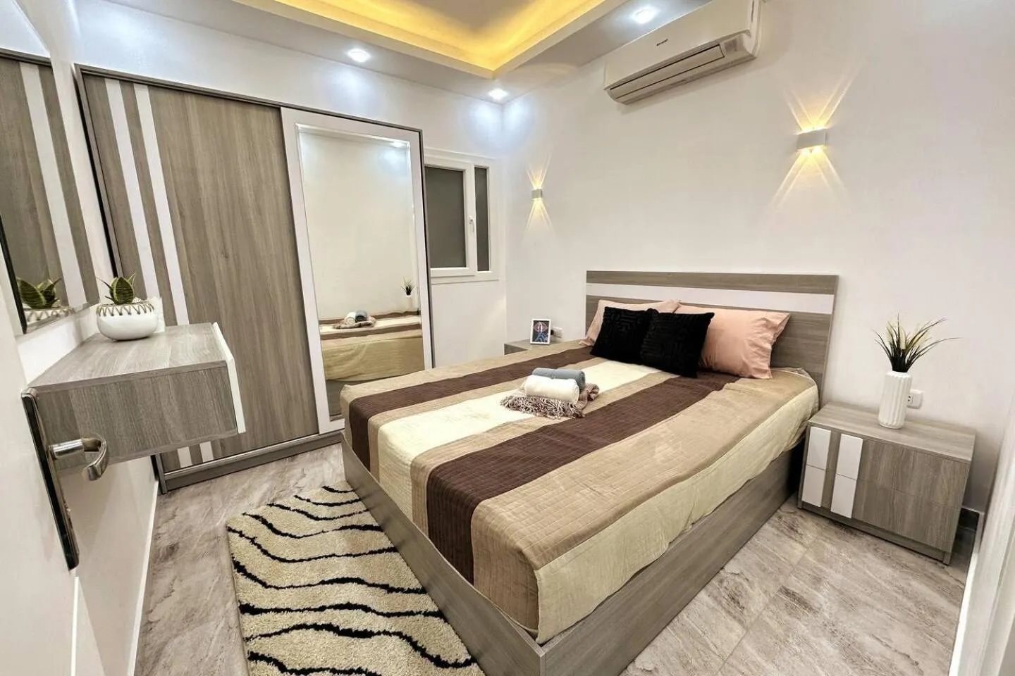 2 Bed Flat - Sleeps 6 - Pool - Parking - Wifi