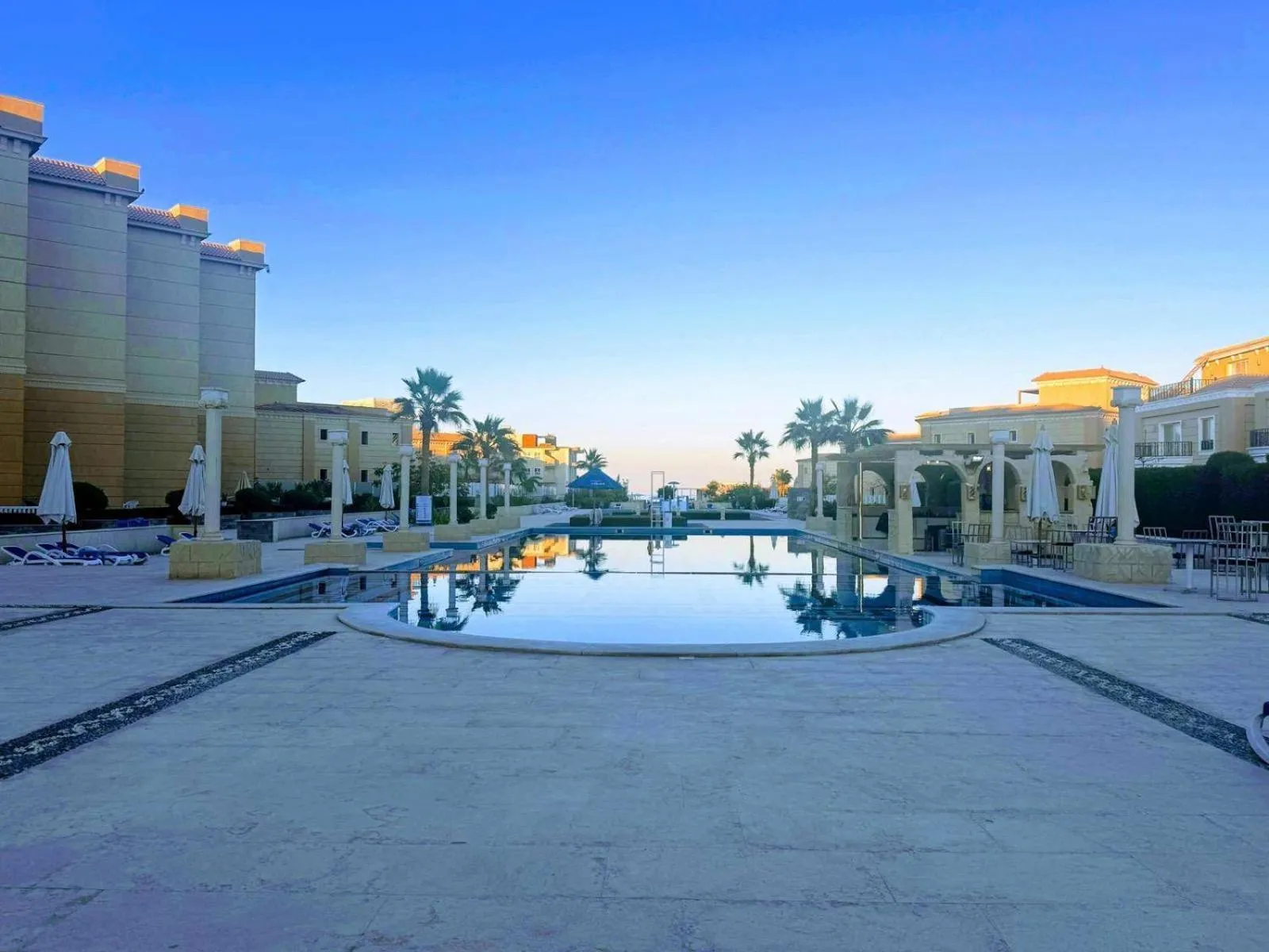 2 Bed Flat - Sleeps 6 - Pool - Parking - Wifi
