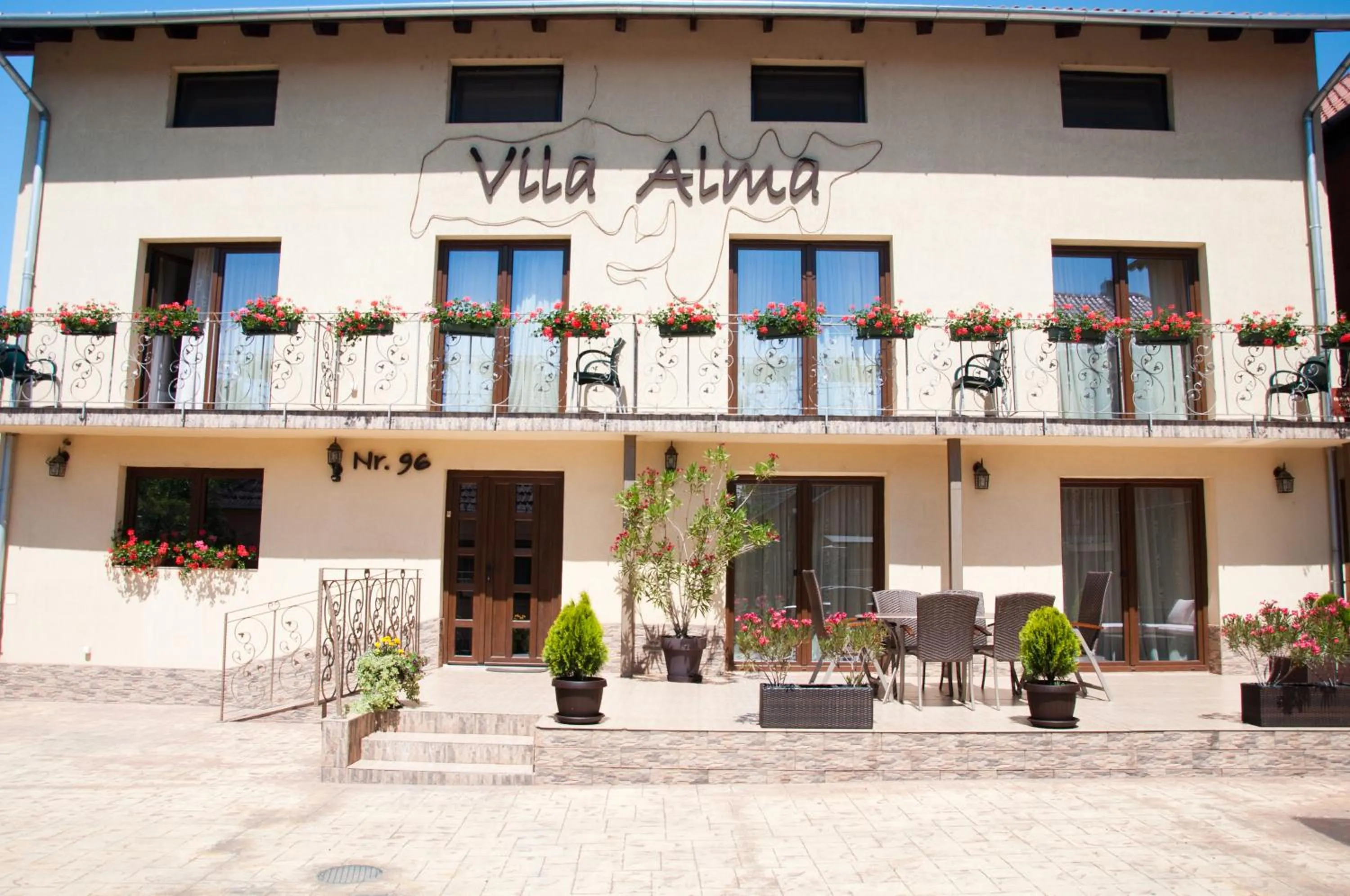 Facade/entrance in Vila Alma