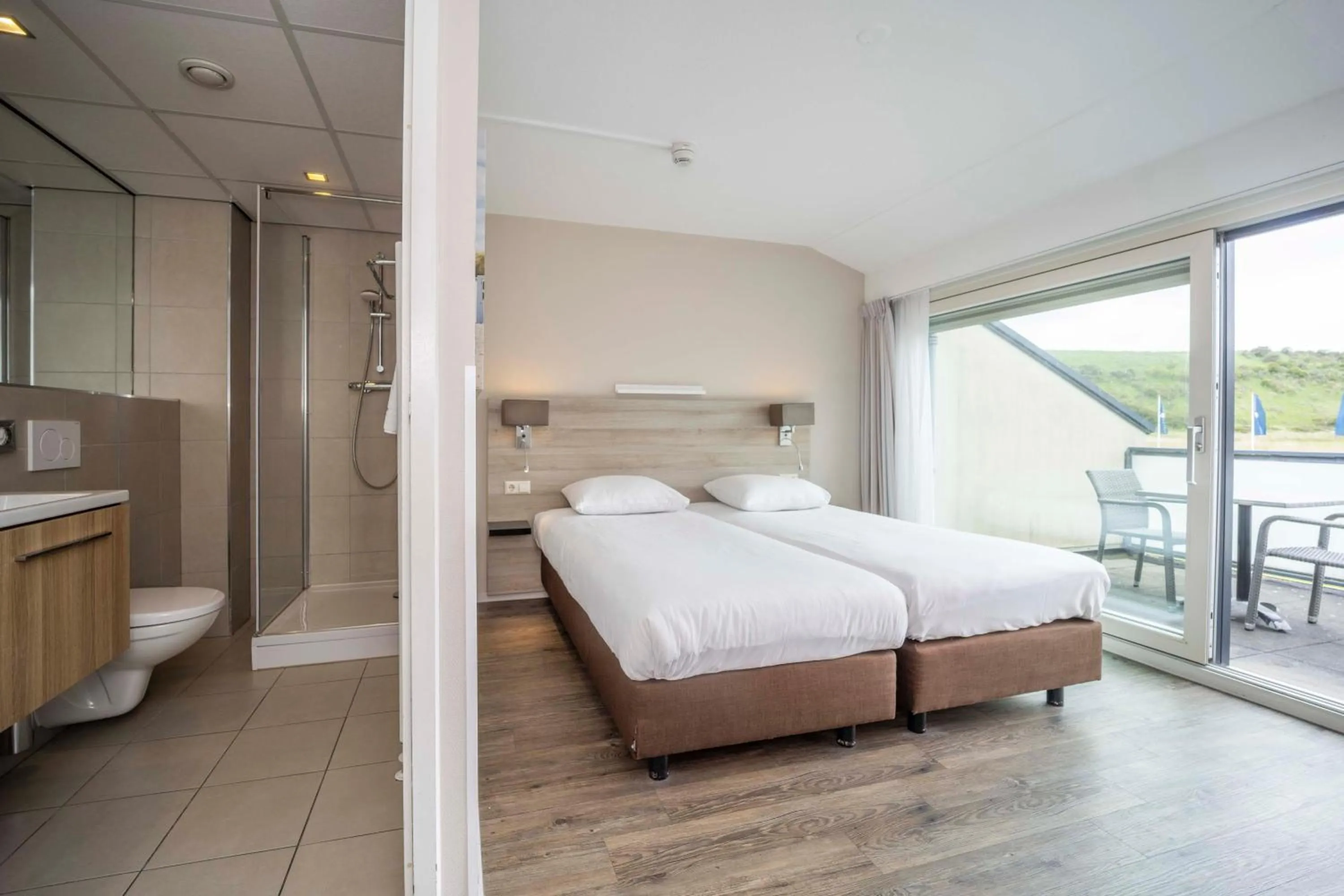 Bathroom, Bed in Fletcher Zuiderduin Beachhotel