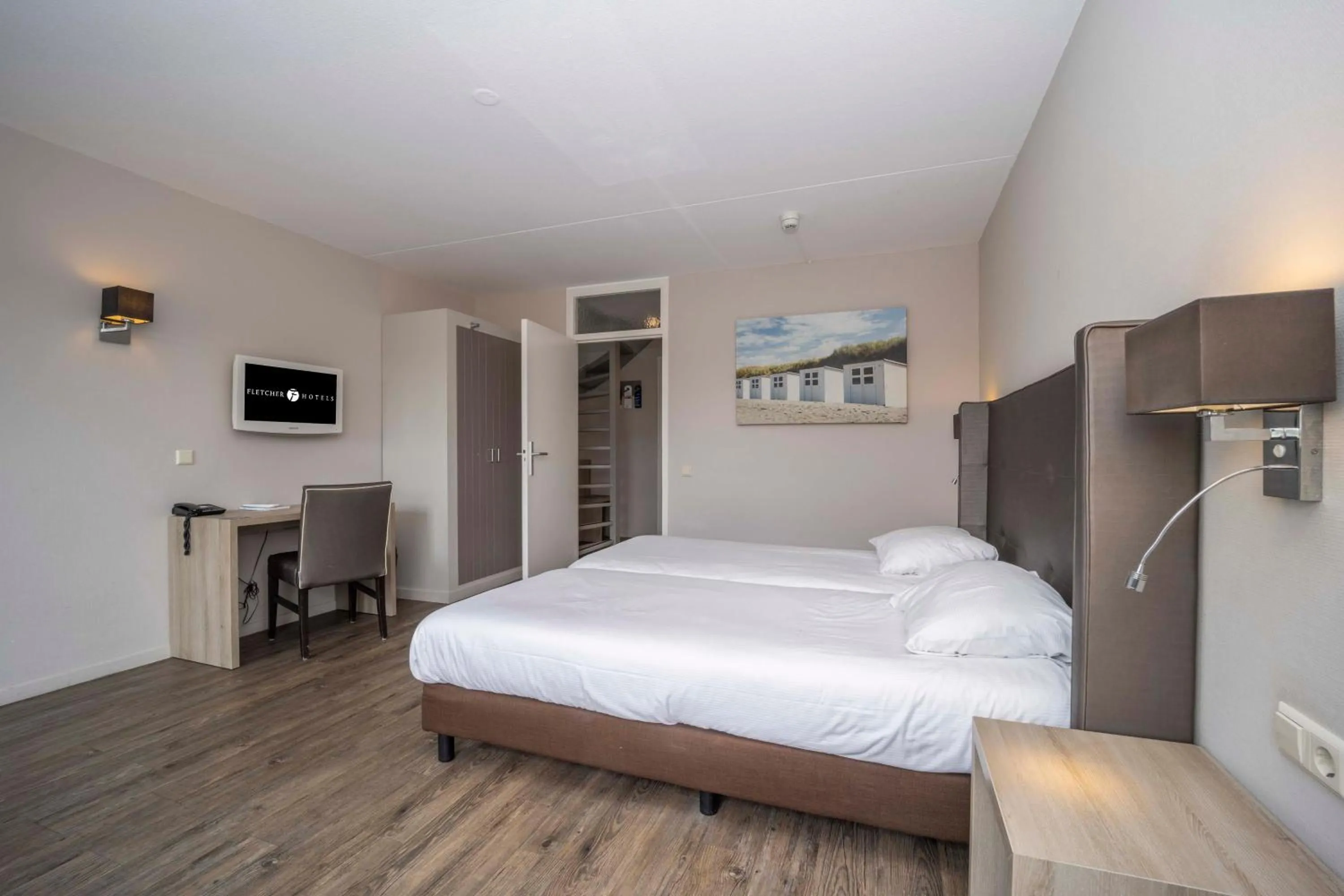 Photo of the whole room, Bed in Fletcher Zuiderduin Beachhotel