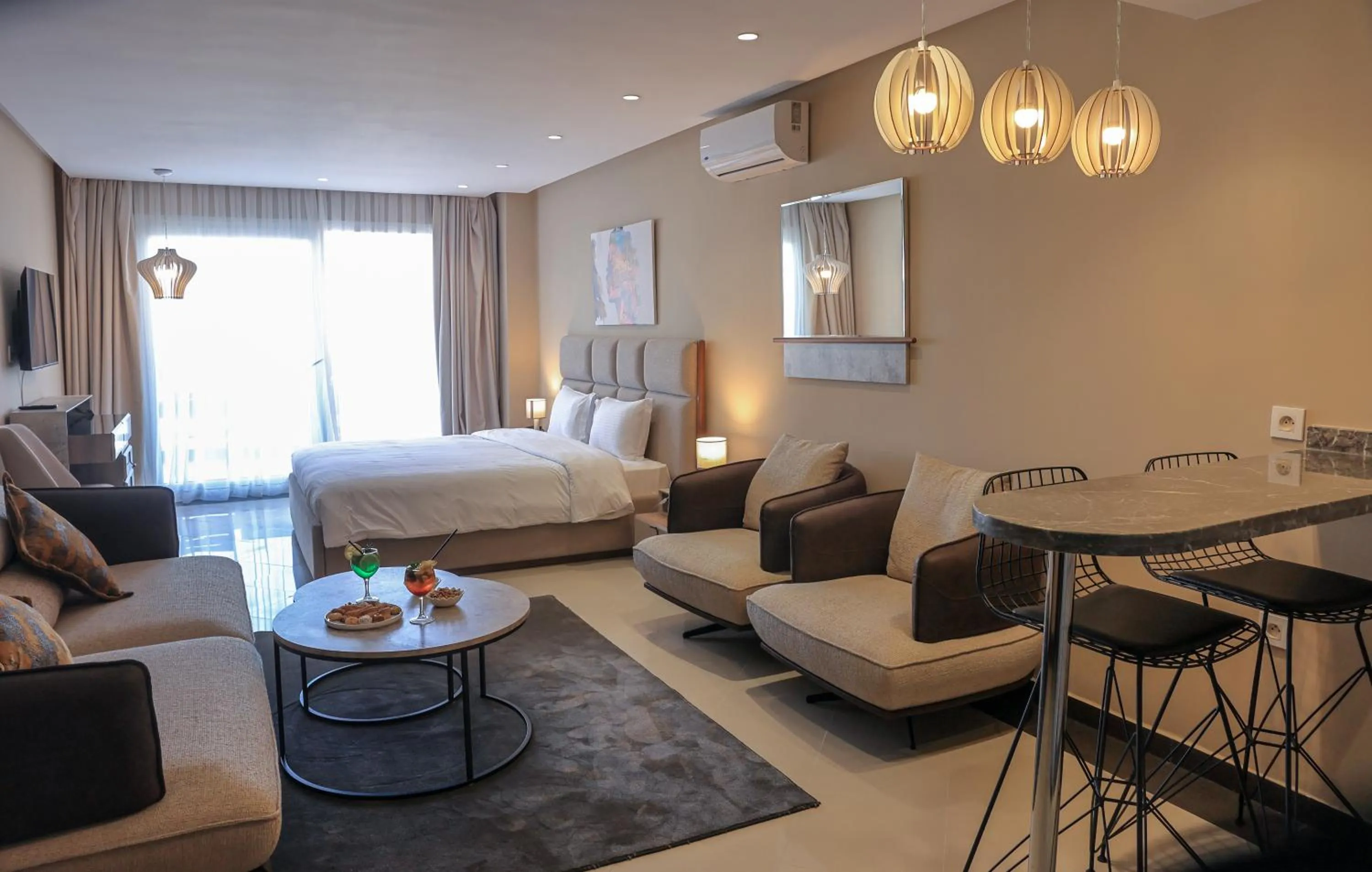 Living room, Bed in PLAYA DEL PACHA Suites Hotel