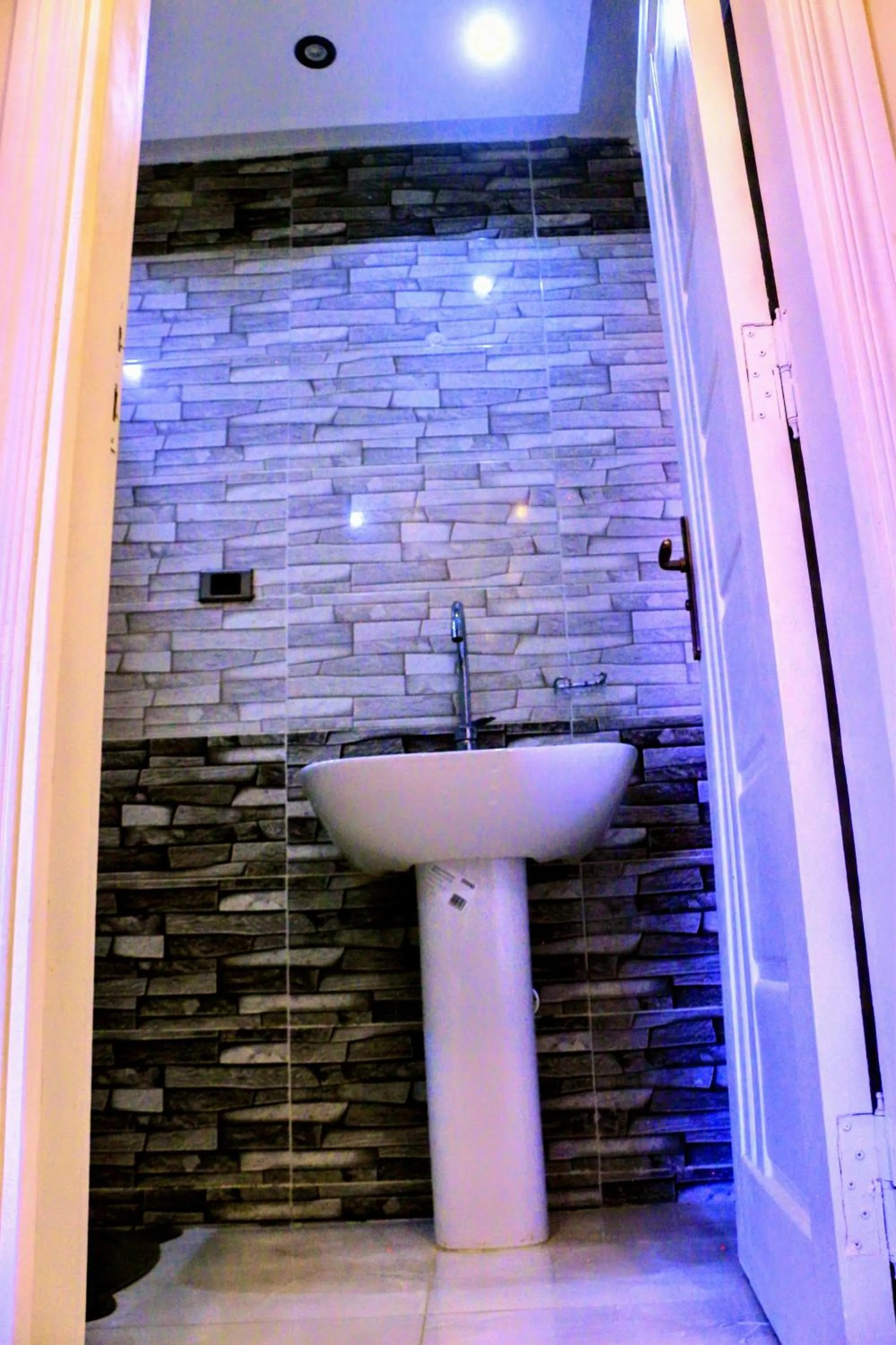 Toilet in fabulous View pyramids inn