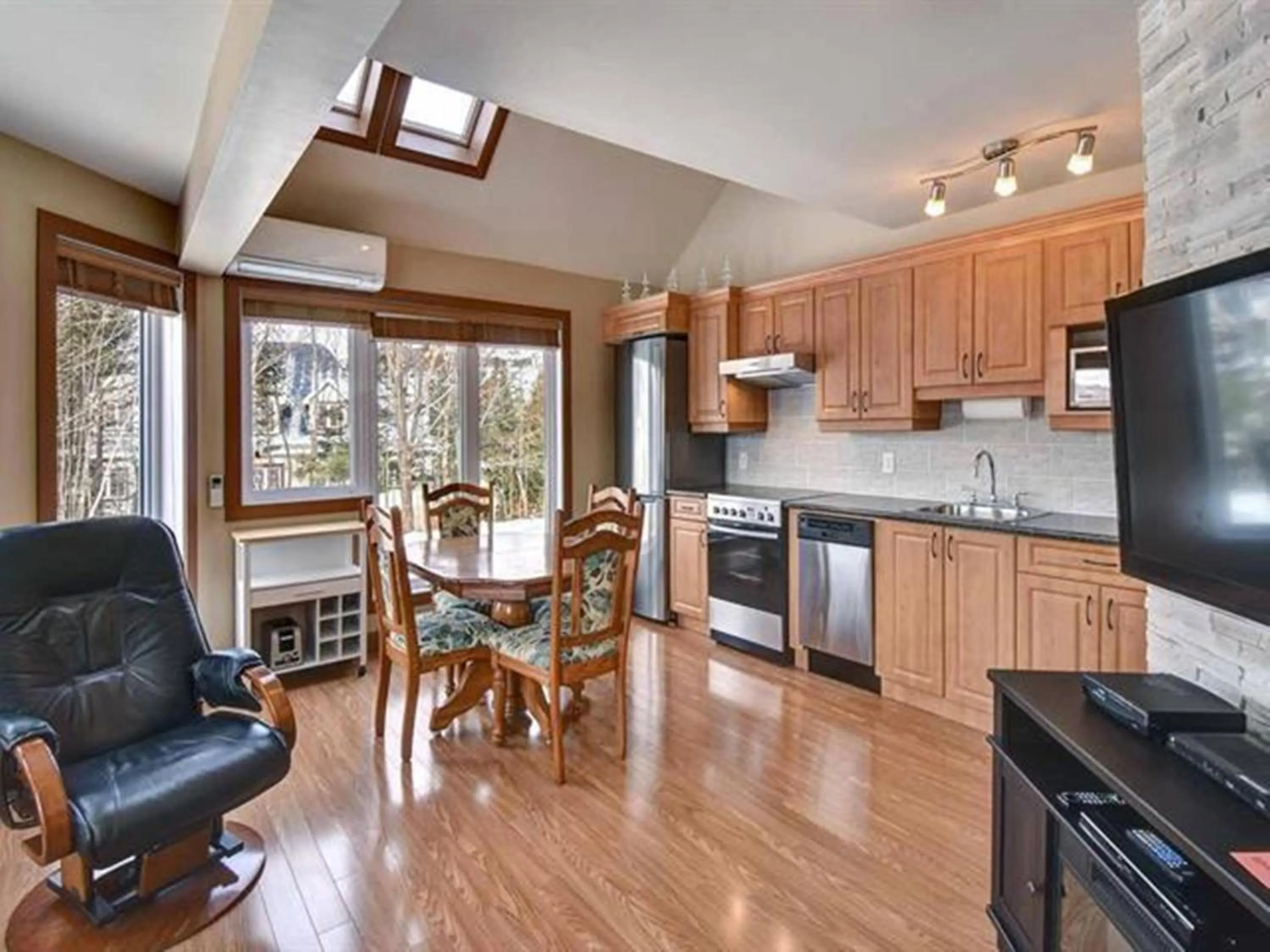 TV and multimedia in Bright Condo near the Lake by GLOBALSTAY