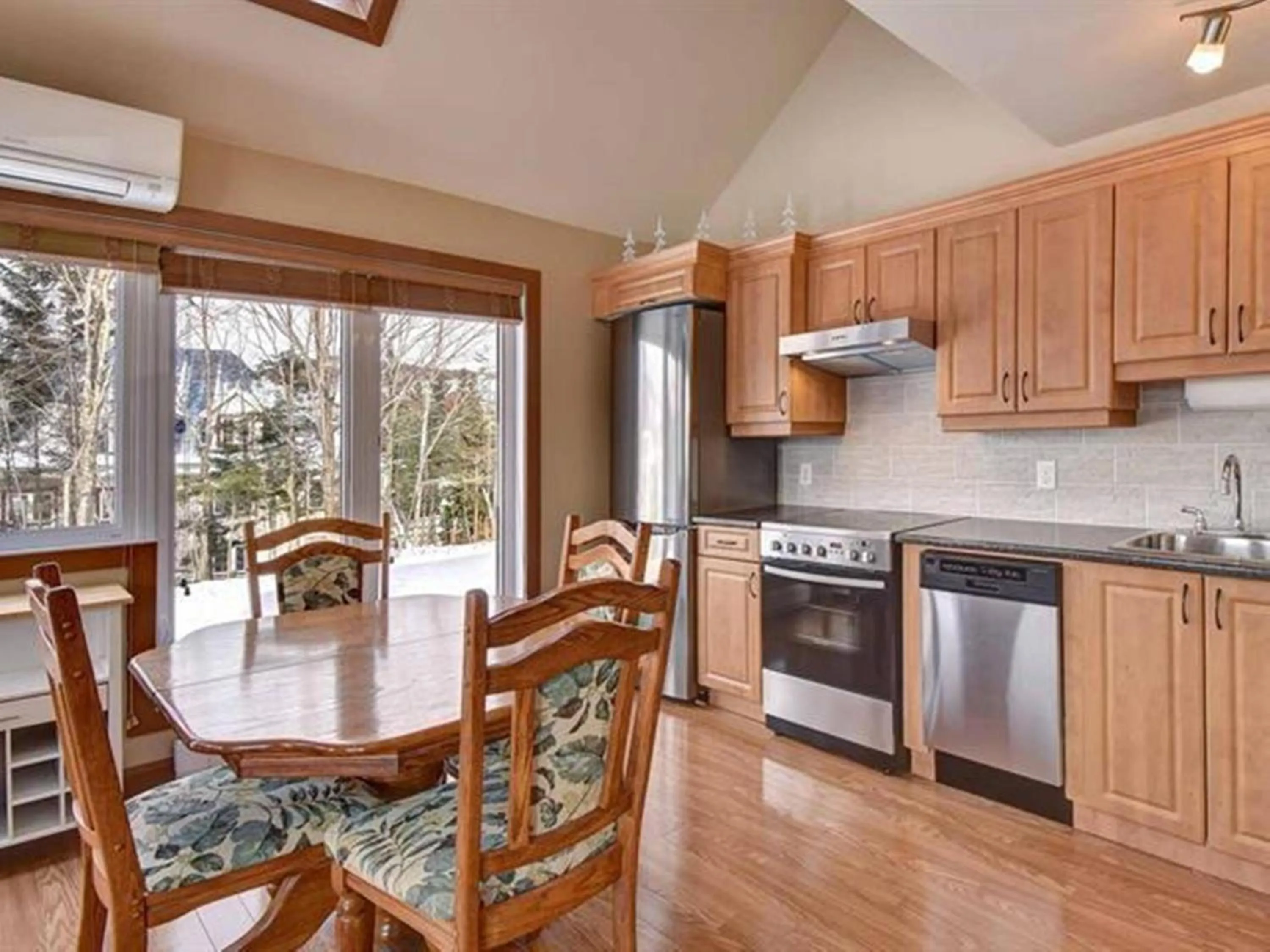 Kitchen or kitchenette in Bright Condo near the Lake by GLOBALSTAY