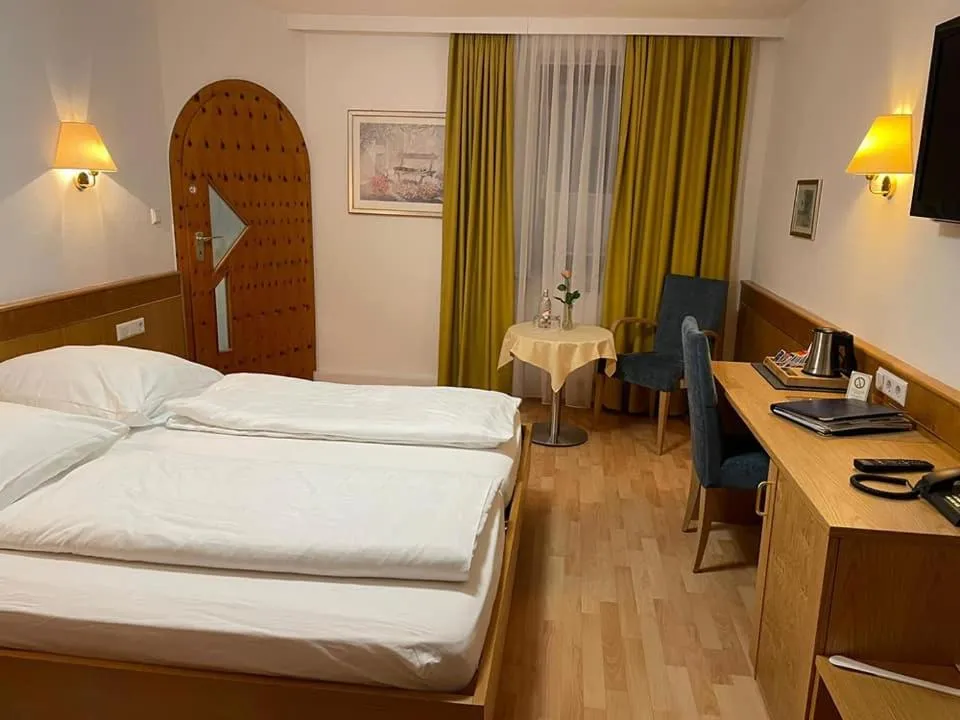 Living room, Bed in Hotel Württemberger Hof Garni