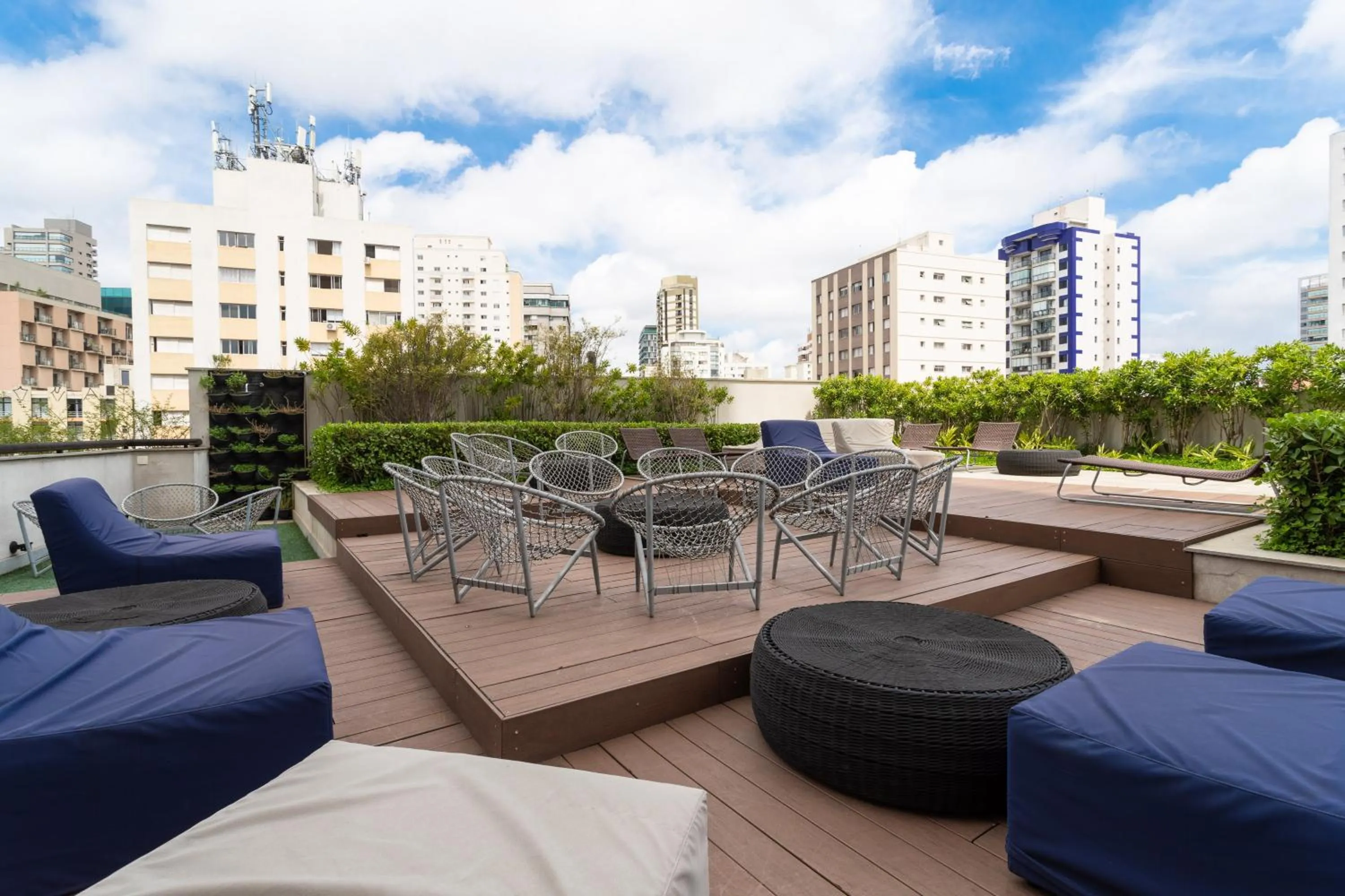 Patio in KASA by Viva - Prédio completo ao lado da Faria Lima