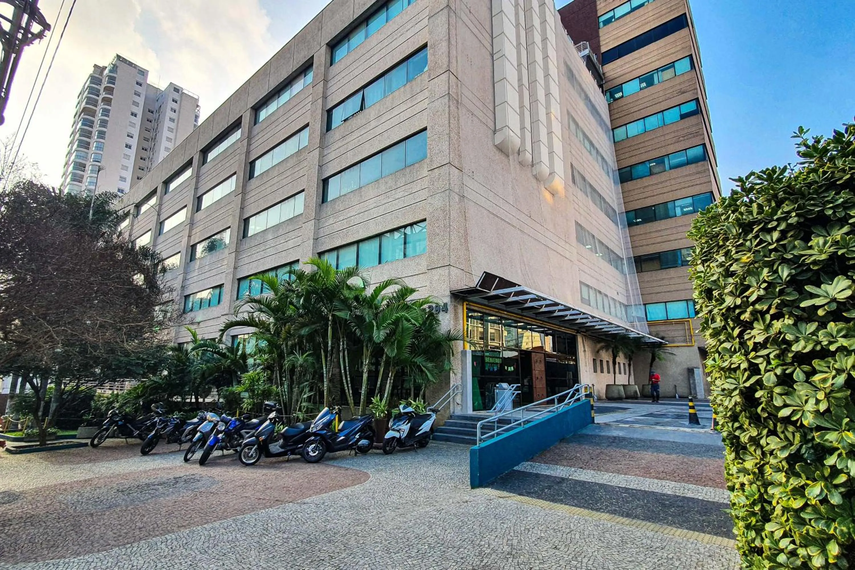 Facade/entrance in KASA by Viva - Prédio completo ao lado da Faria Lima