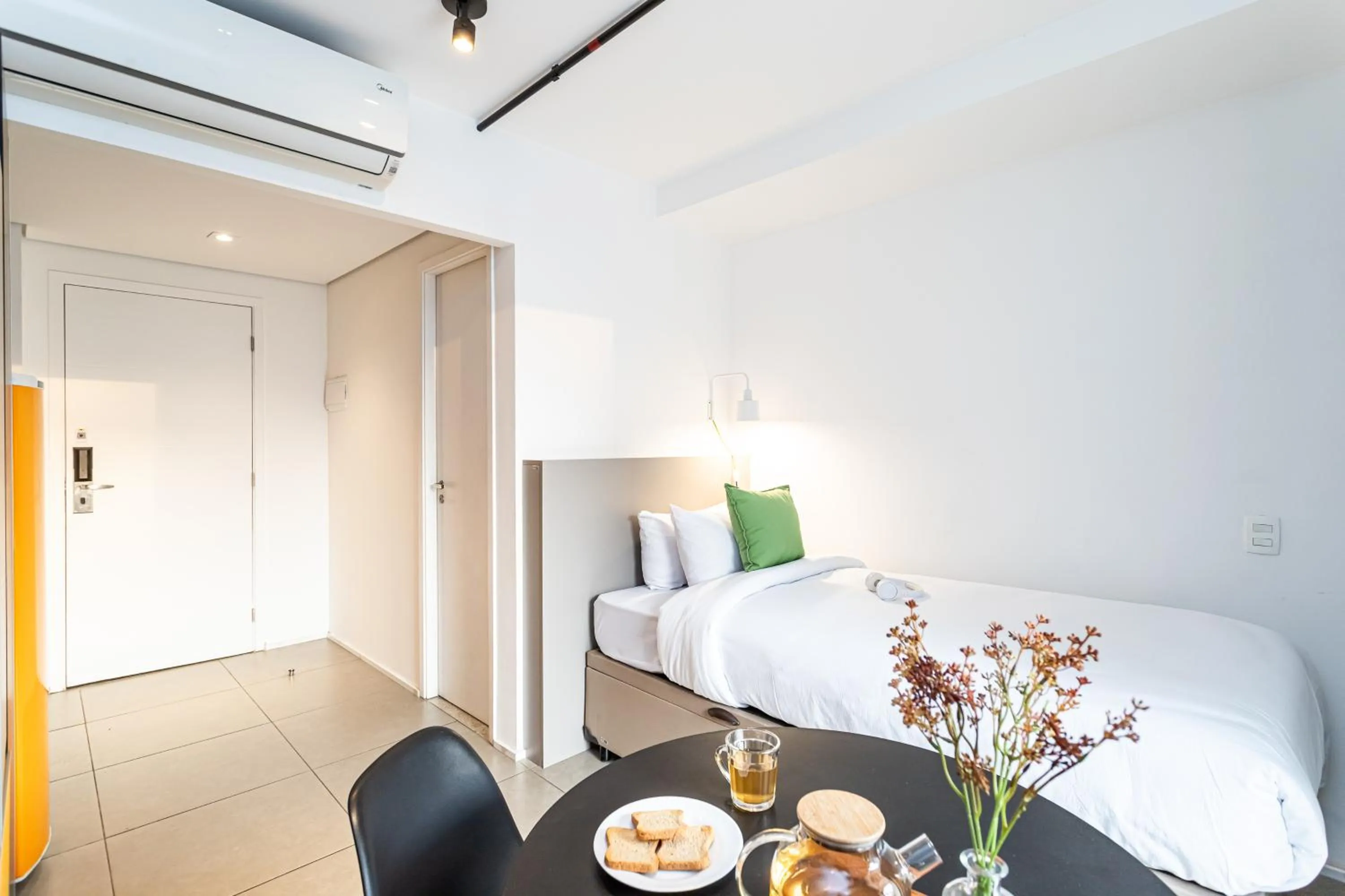 Photo of the whole room, Bed in KASA by Viva - Prédio completo ao lado da Faria Lima