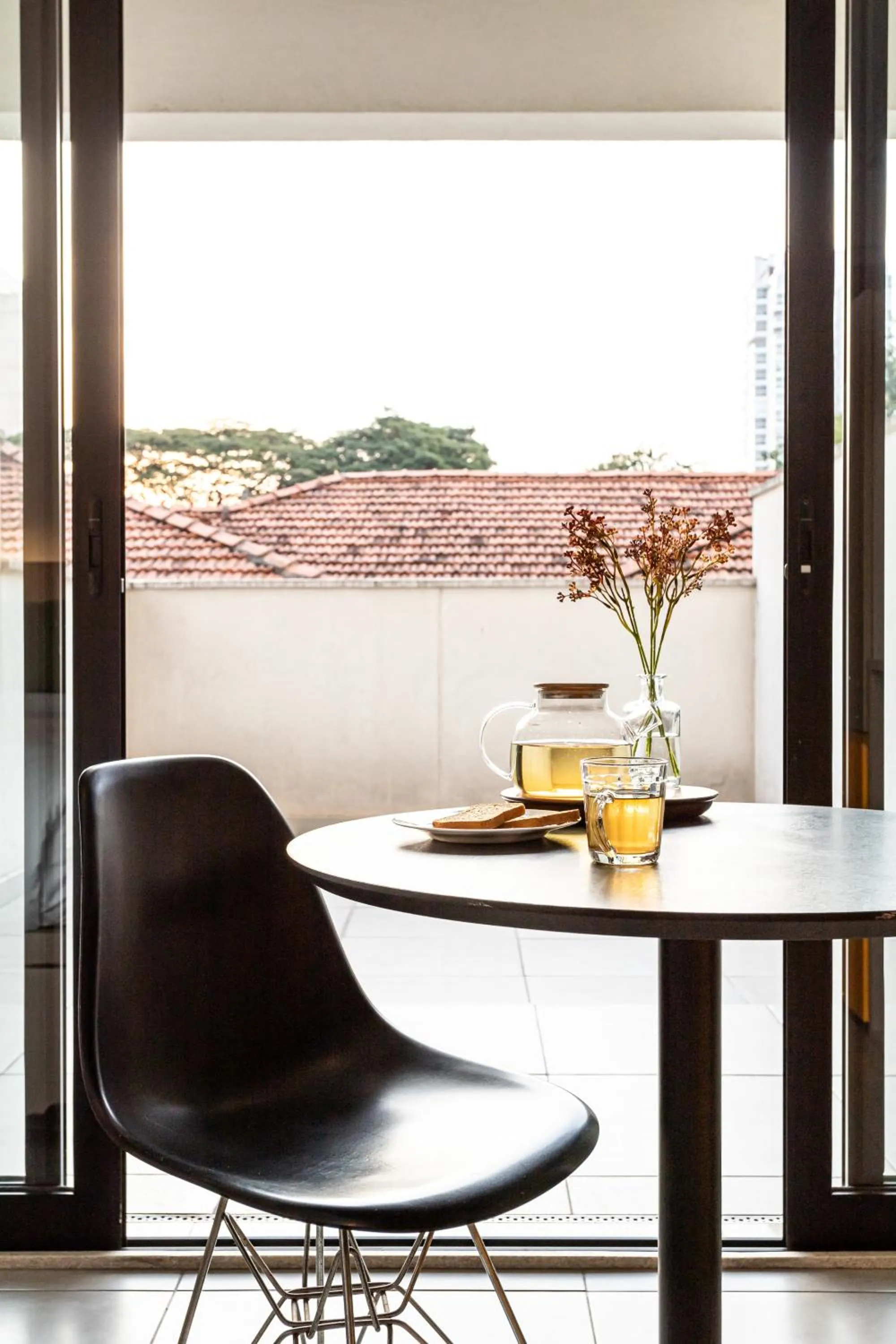 Seating area in KASA by Viva - Prédio completo ao lado da Faria Lima