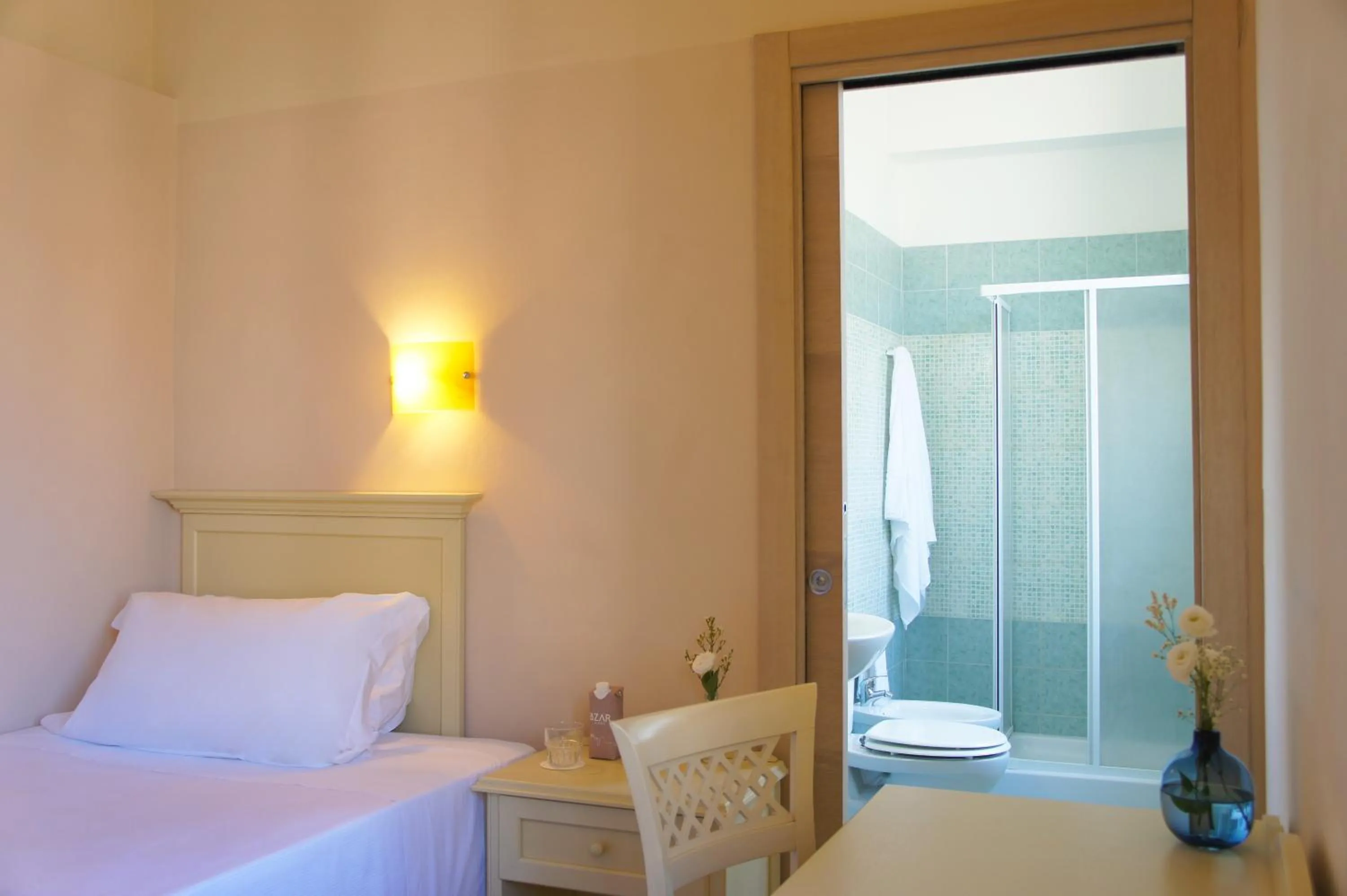 Shower, Bed in Hotel le Muse