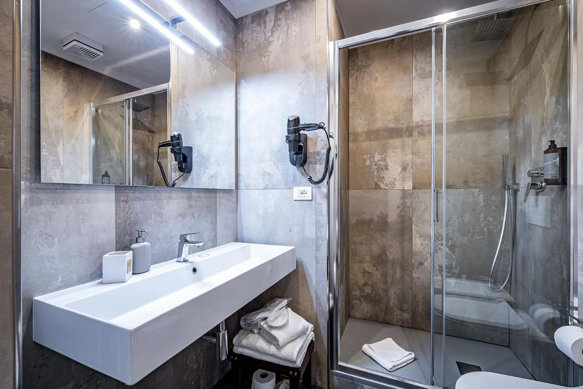 Shower in B&B De Biffi