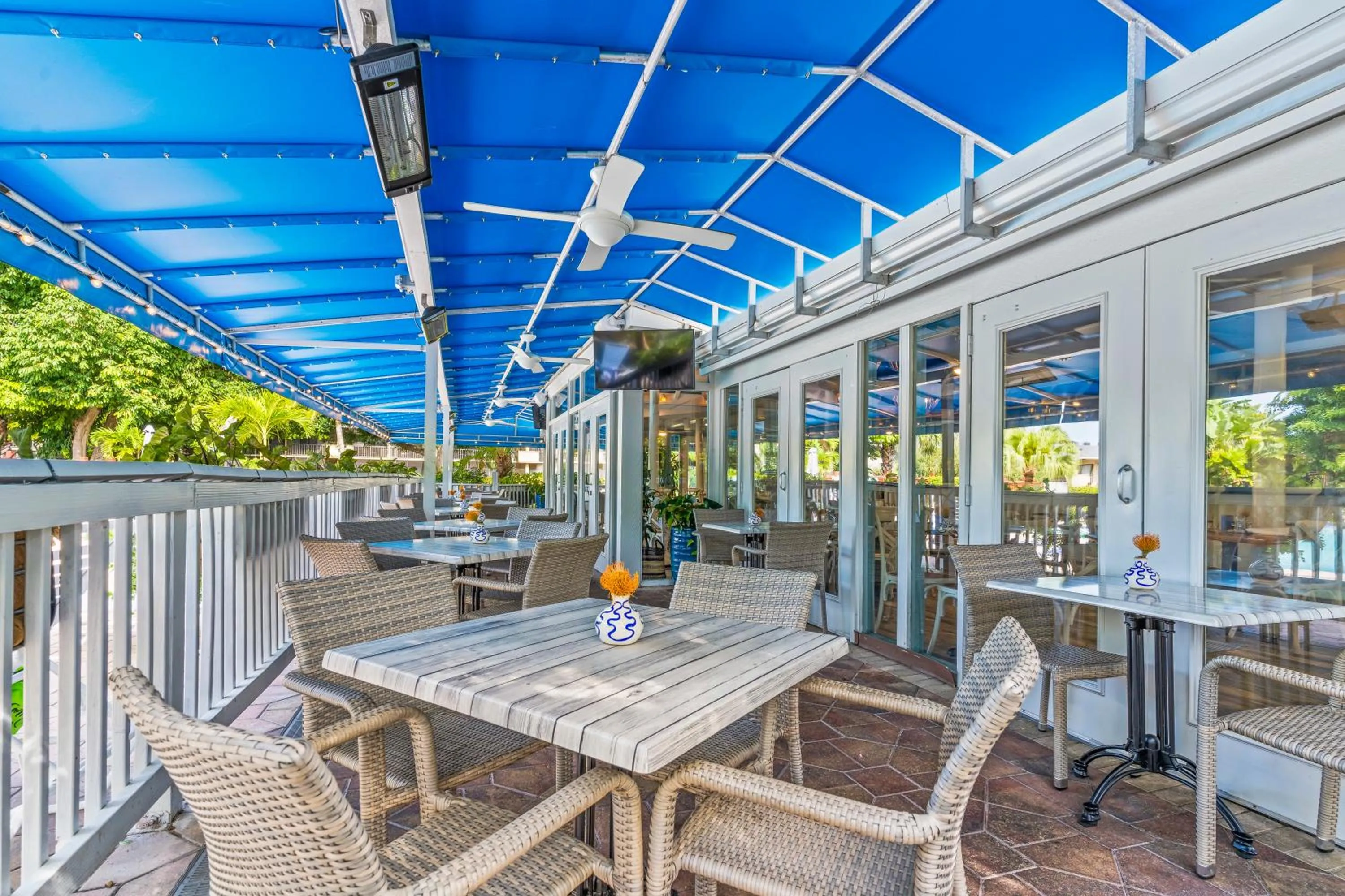 Restaurant/places to eat in Park Shore Resort