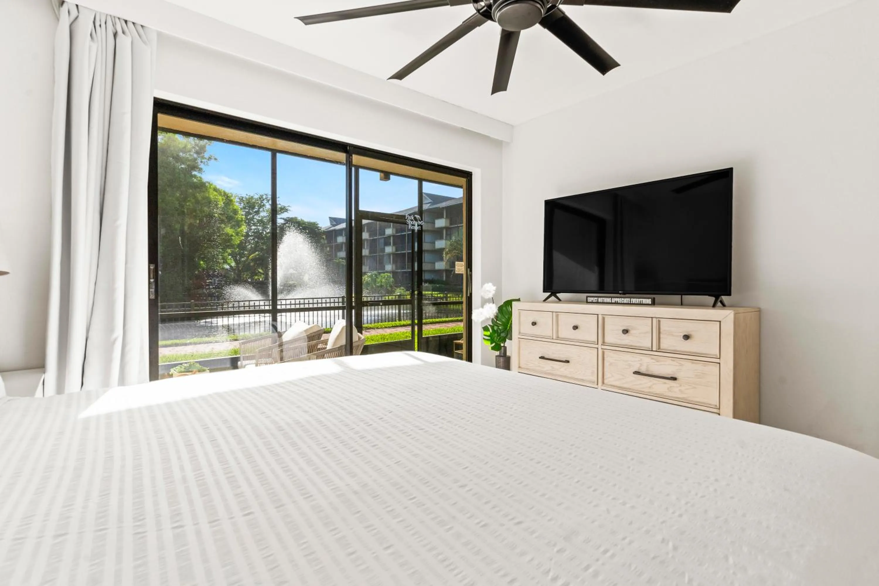 Bed in Park Shore Resort