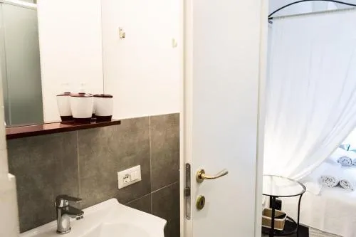 NASONI DI ROMA (VICINISSIMO BASILICA SAN GIOVANNI IN LATERANO)