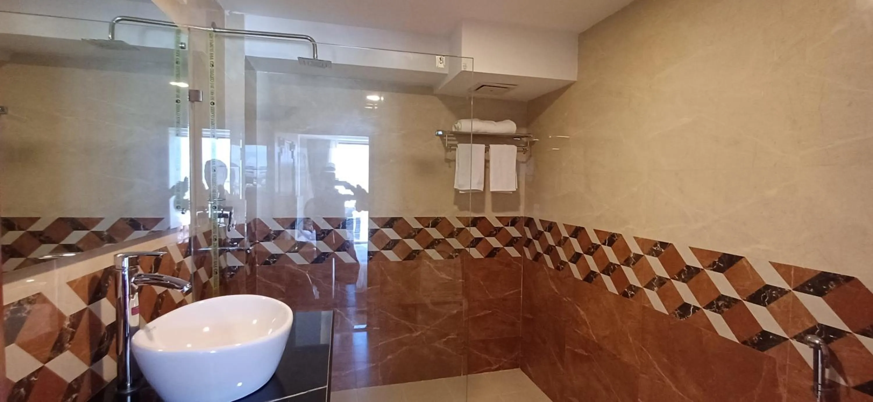 Shower in Hotel Yakroo Manang