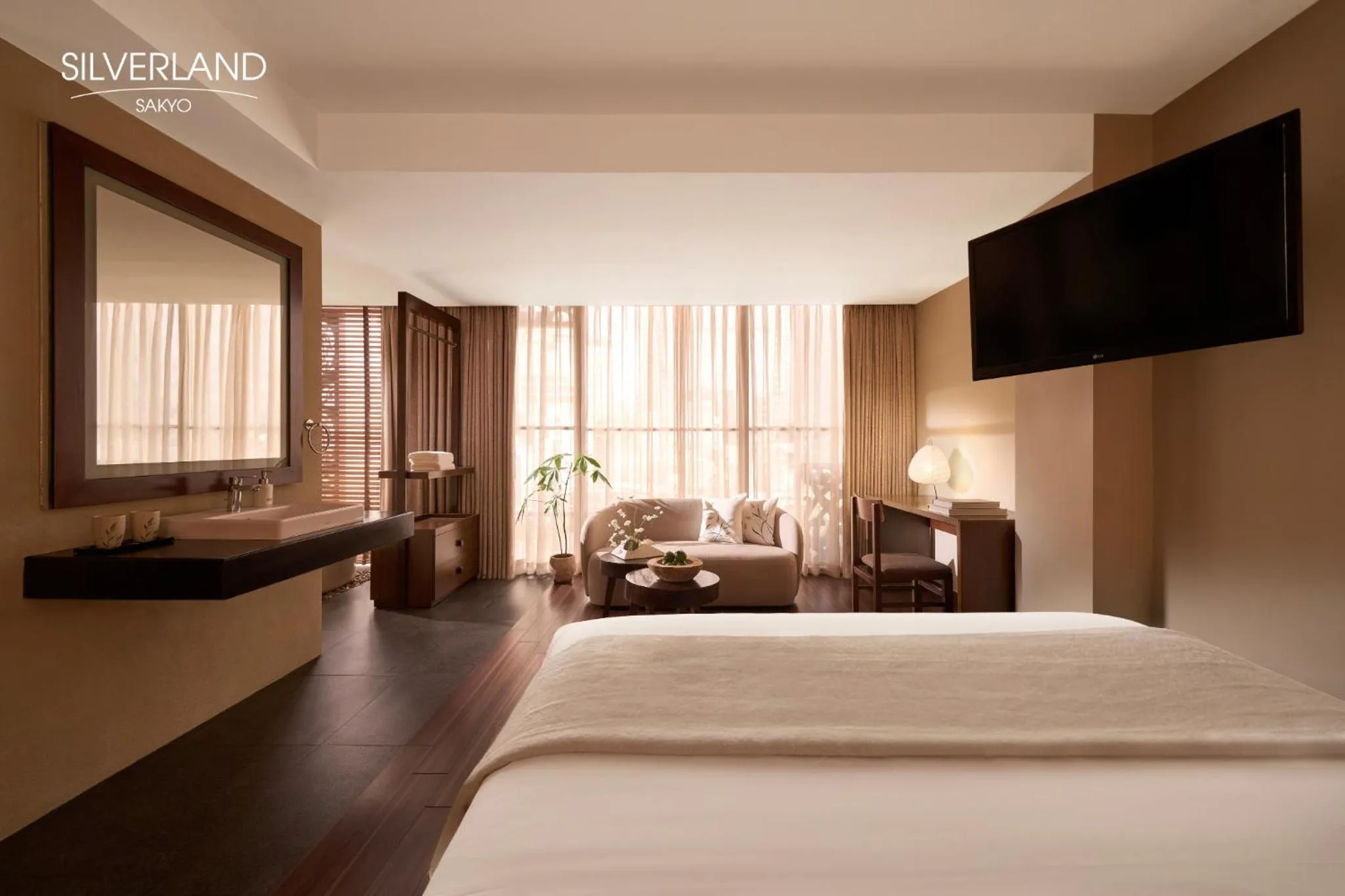 Seating area, Bed in Silverland Sakyo Hotel