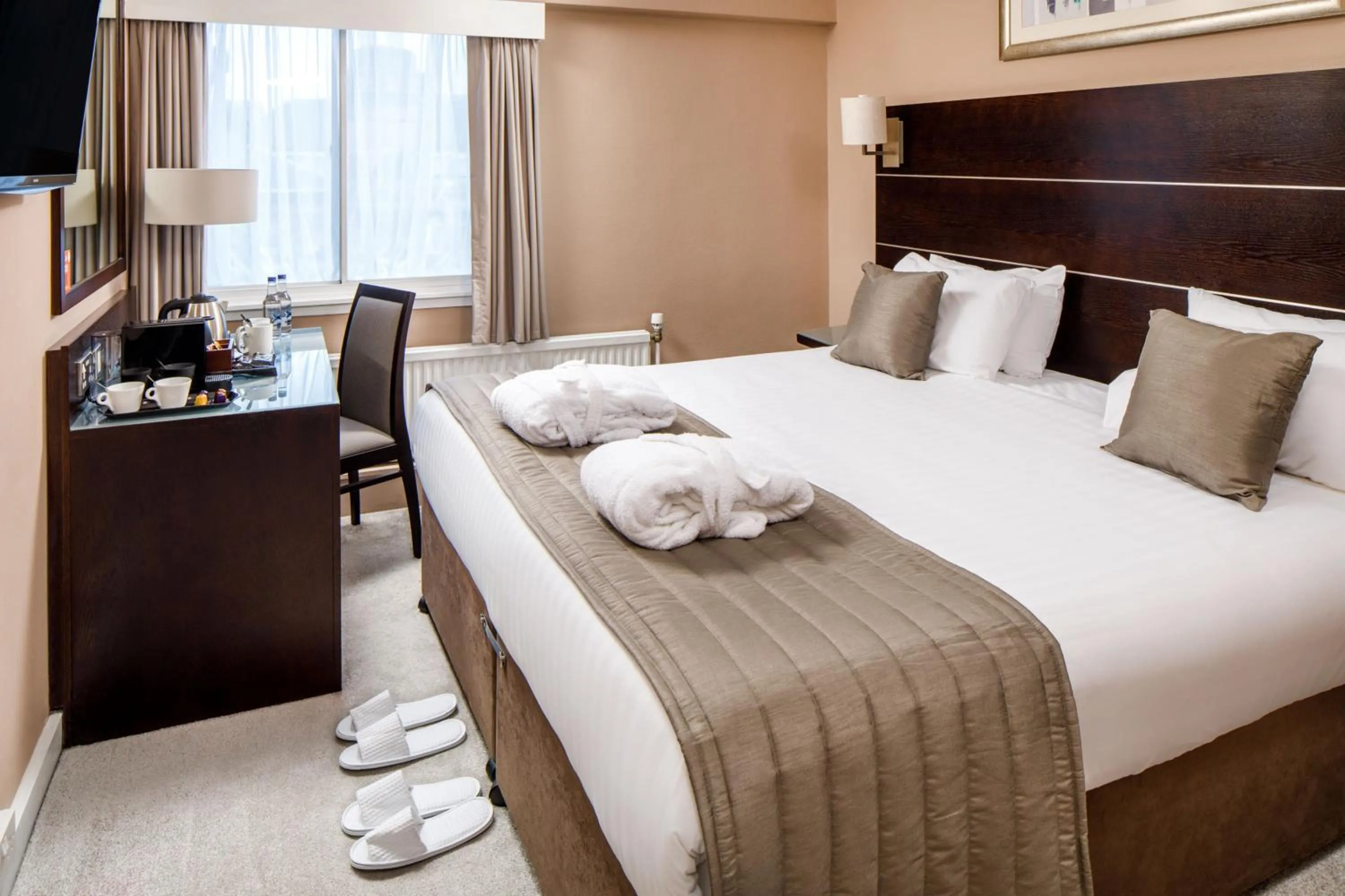 Bed in Mercure Glasgow City Hotel