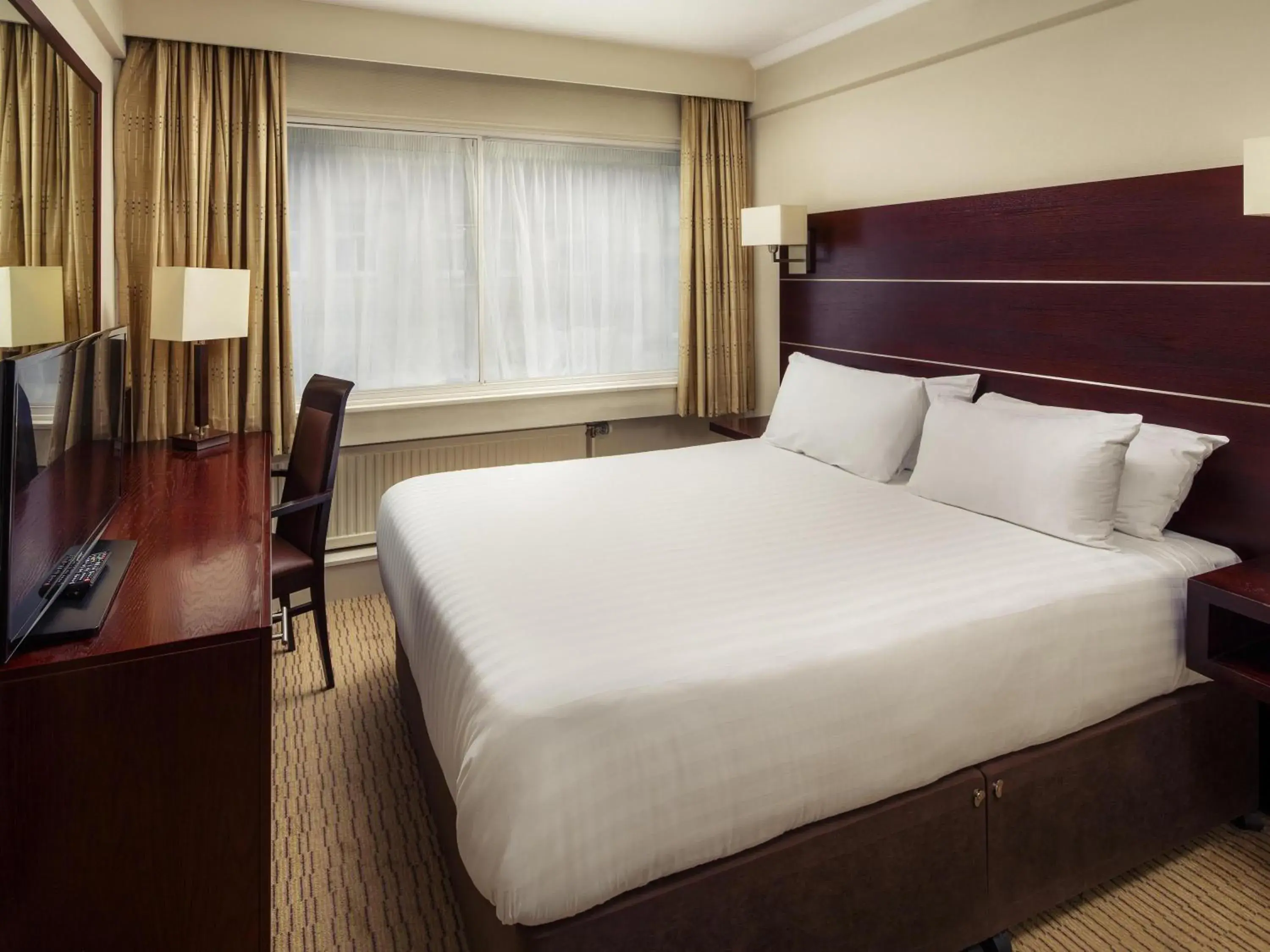 Bedroom, Bed in Mercure Glasgow City Hotel Bedroom, Bed in Mercure Glasgow City Hotel