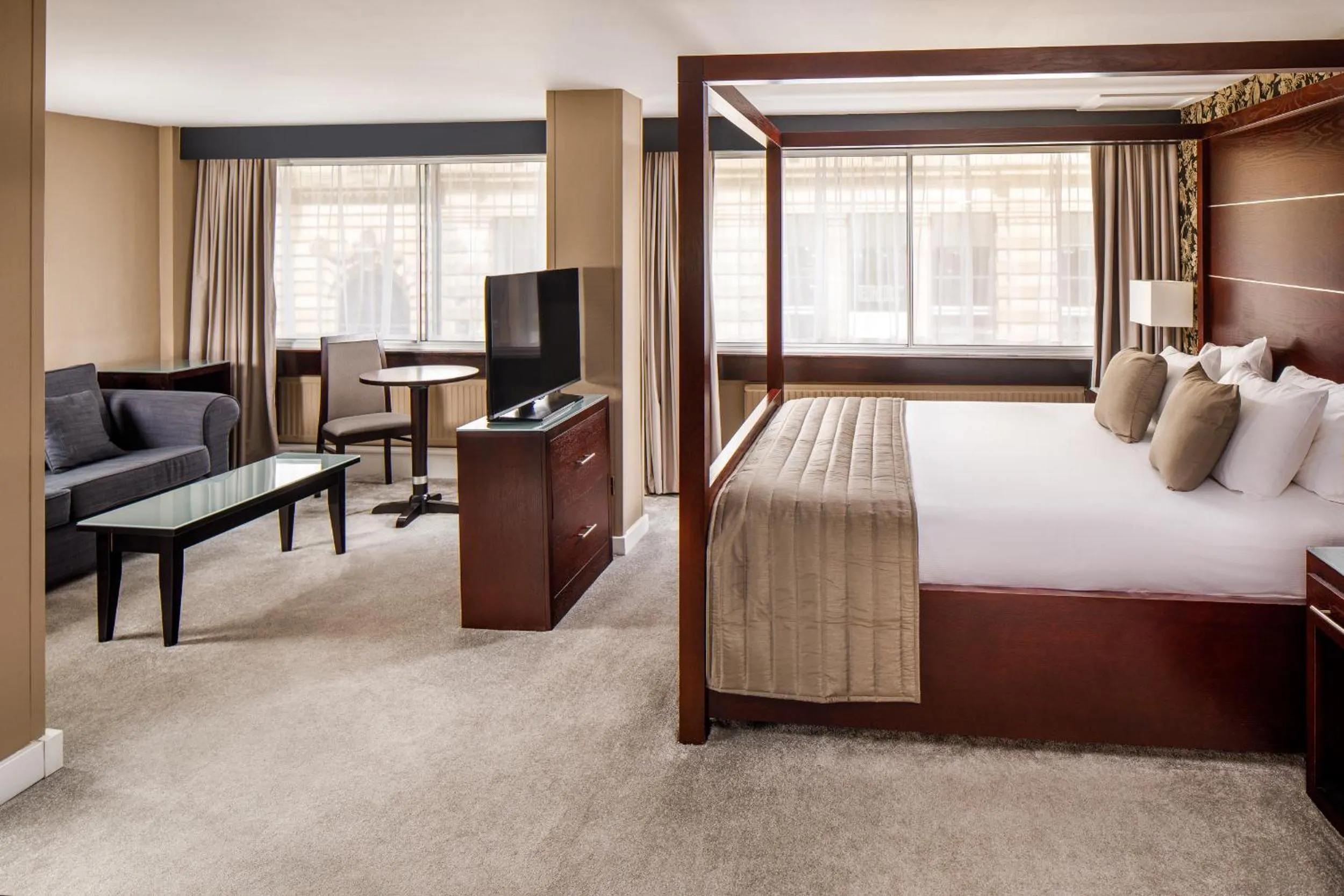 Photo of the whole room, Bed in Mercure Glasgow City Hotel