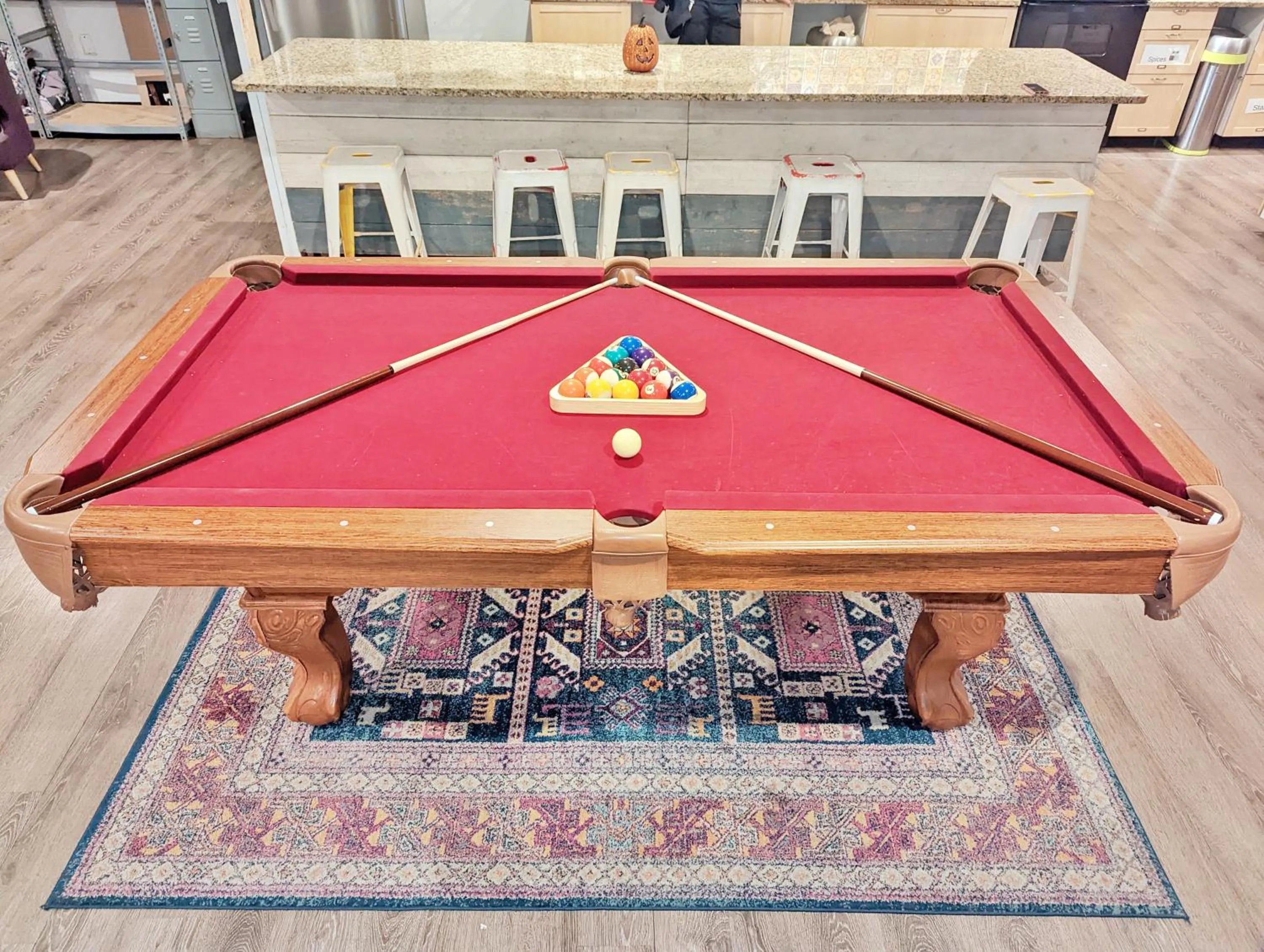 Communal lounge/ TV room in City House New Orleans Samesun