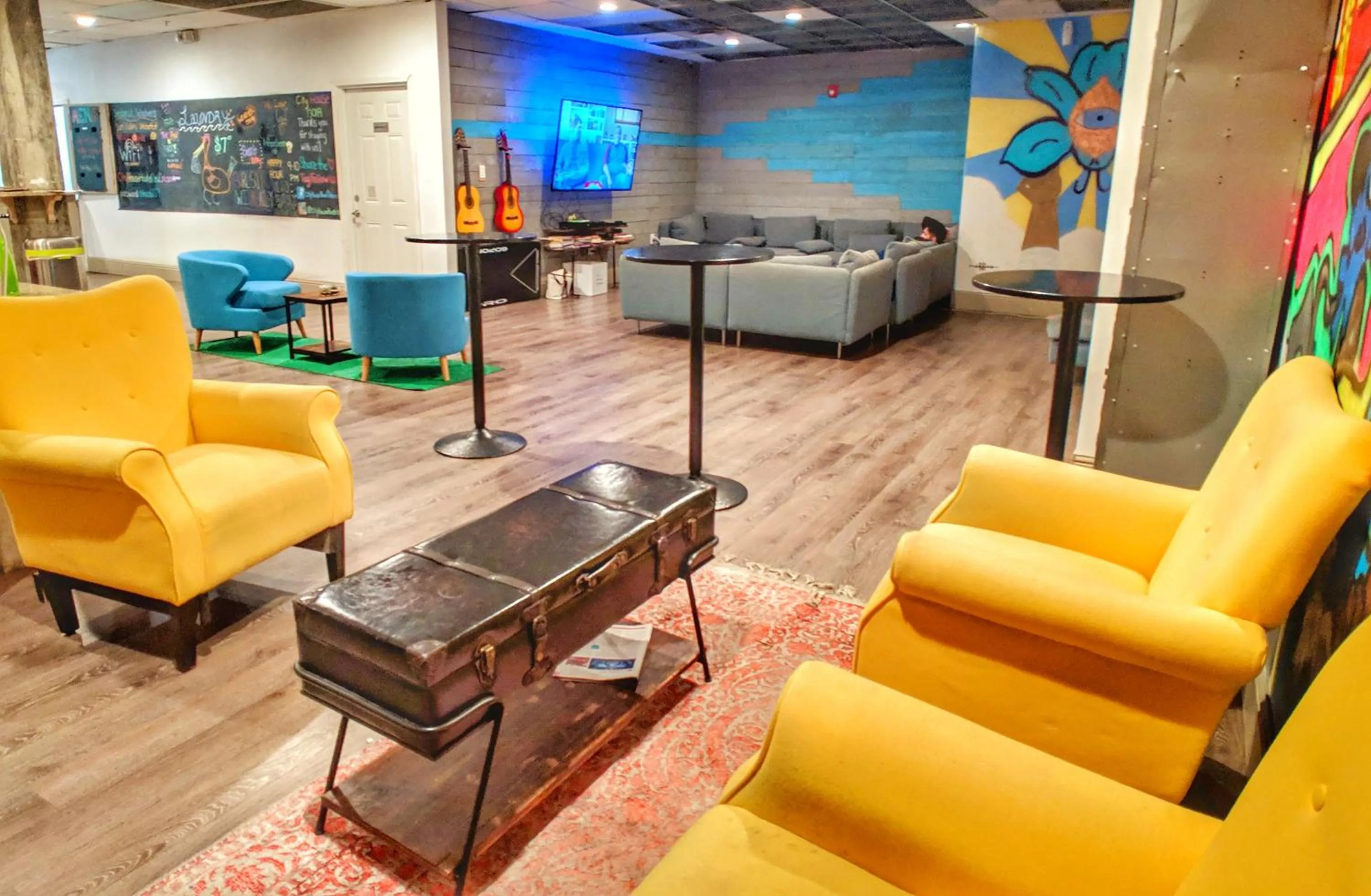 Communal lounge/ TV room in City House New Orleans Samesun