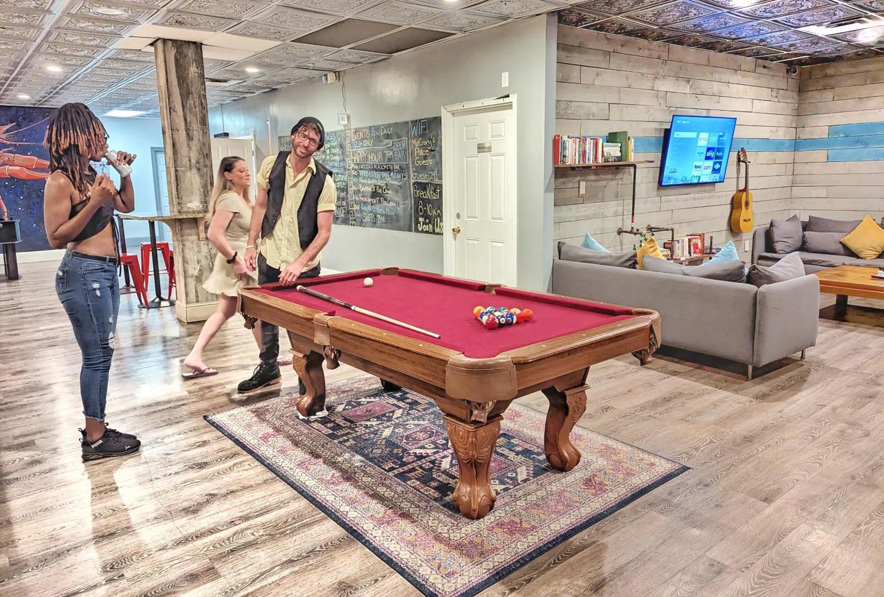 Communal lounge/ TV room in City House New Orleans Samesun