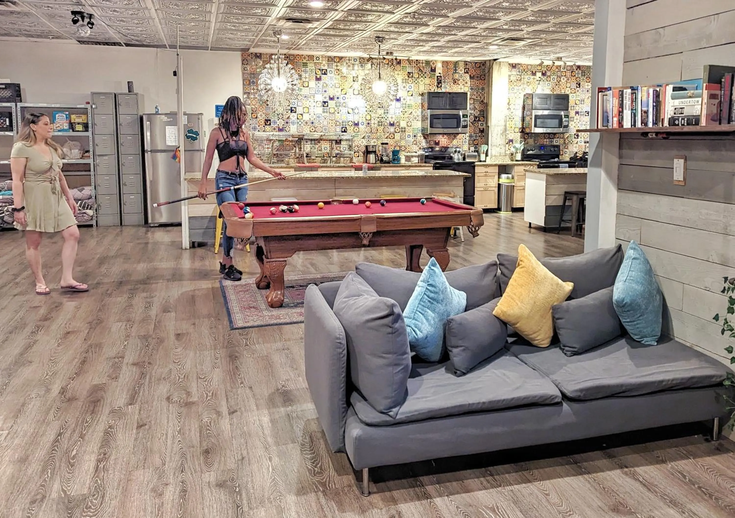 Communal lounge/ TV room in City House New Orleans Samesun