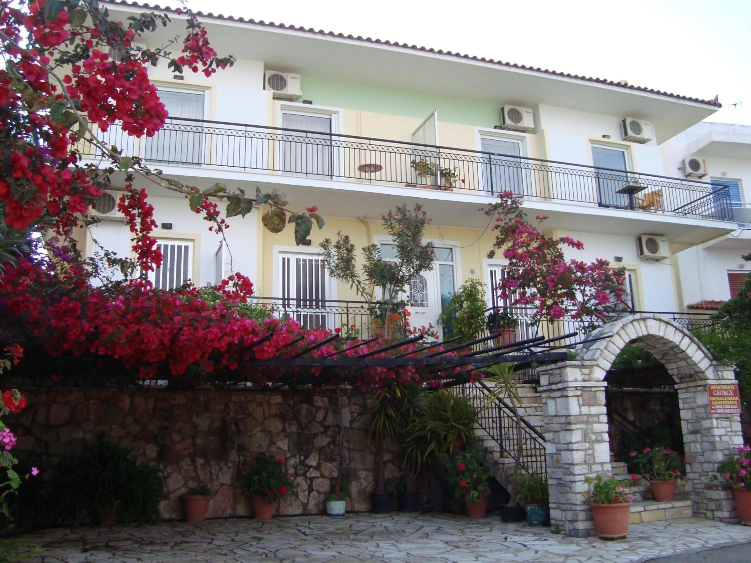 Facade/entrance in George's Apartments