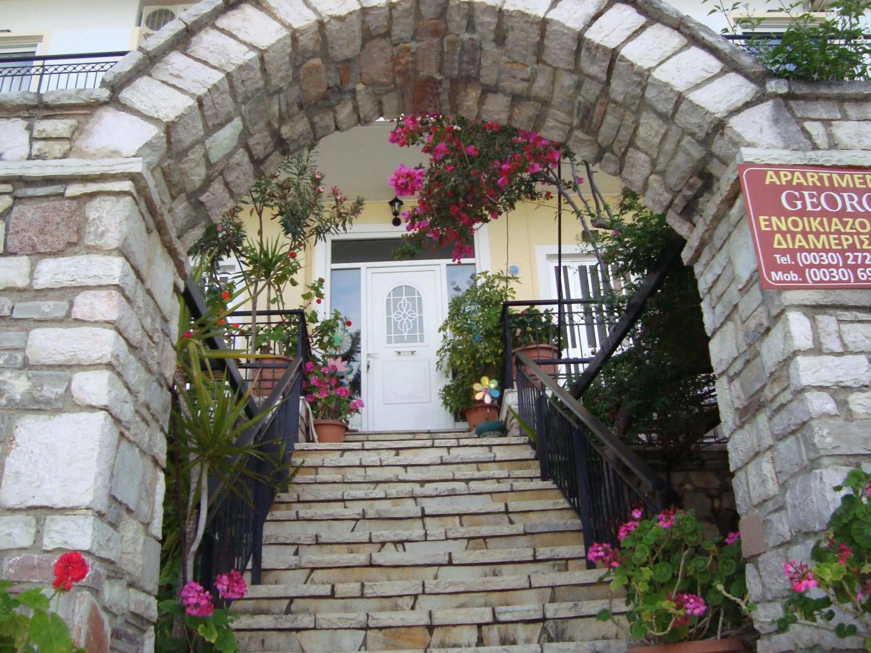 Facade/entrance in George's Apartments