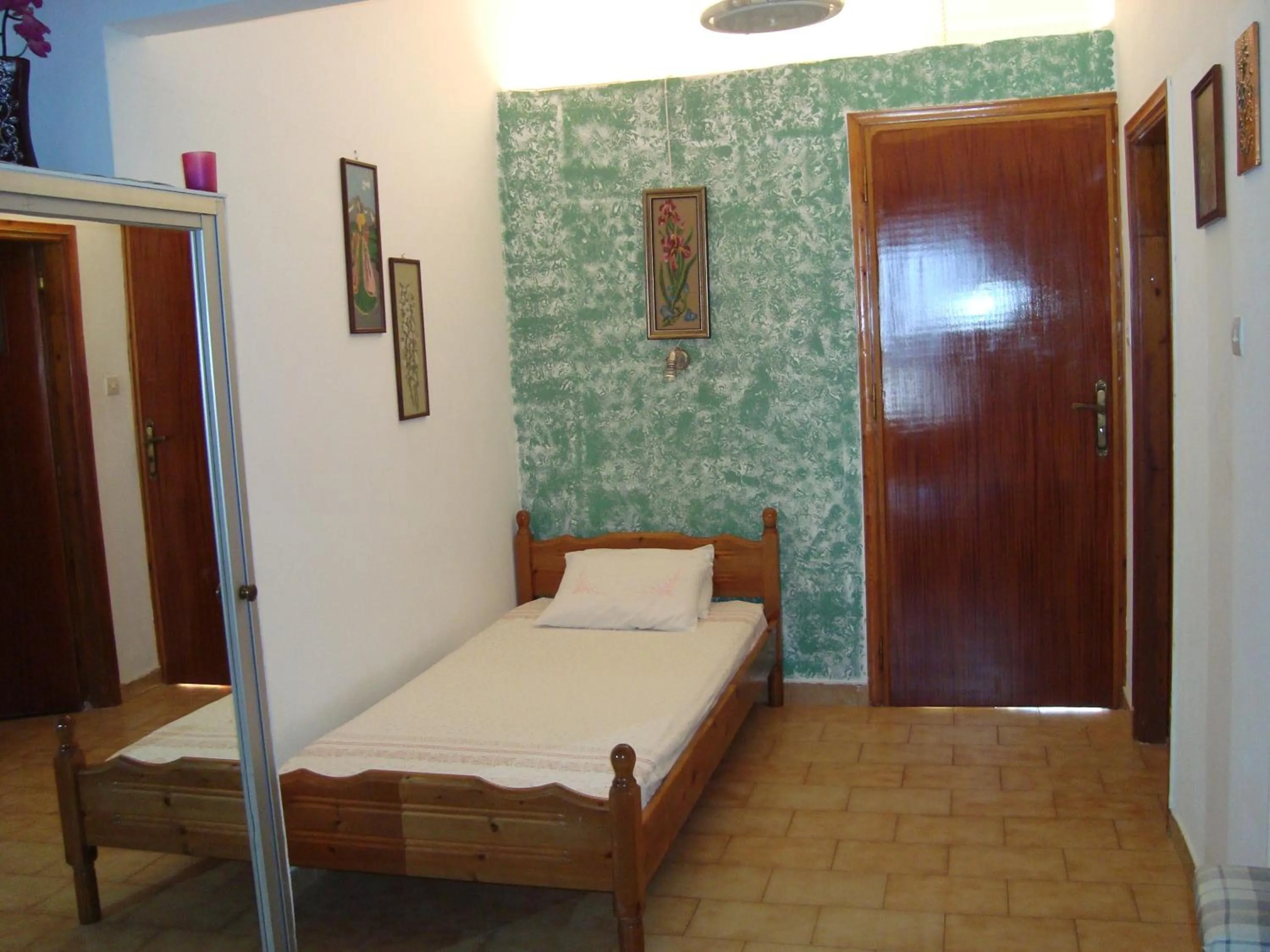 Bedroom, Bed in George's Apartments