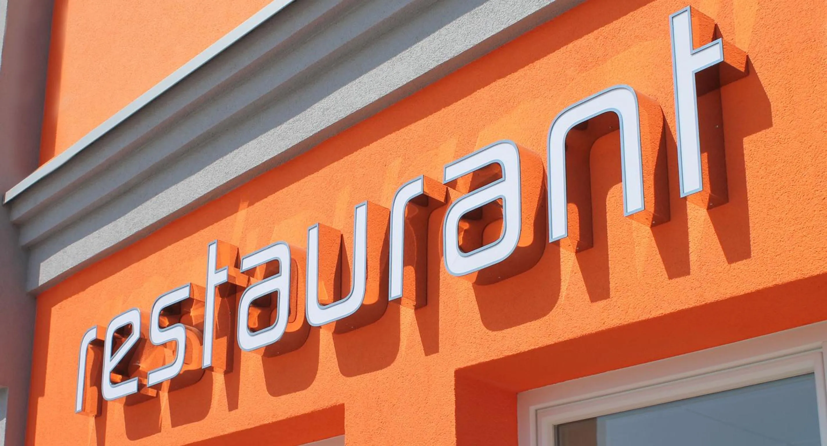 Restaurant/places to eat in WinRooms "hotel&apartments"