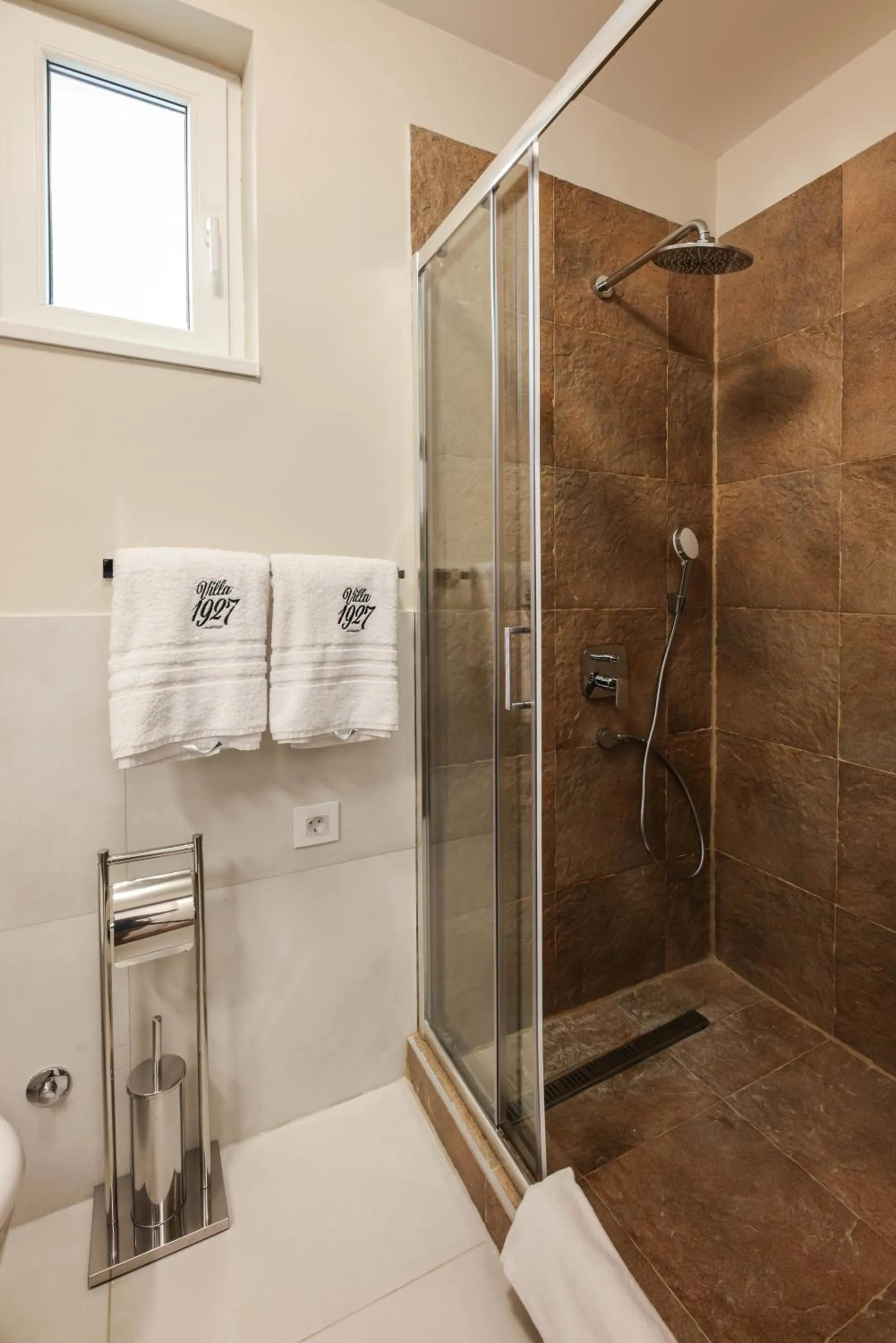 Shower in Villa 1927