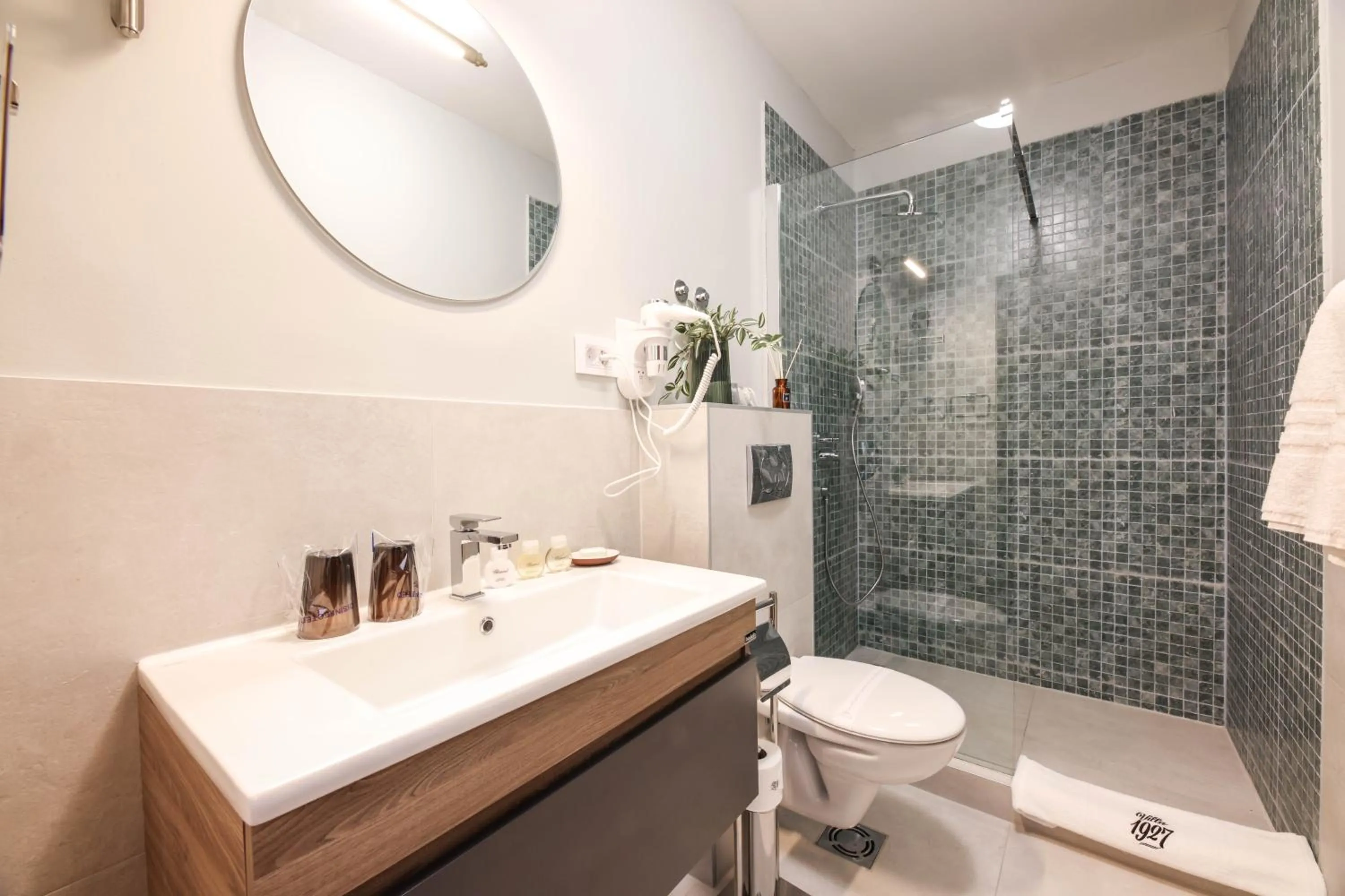 Shower in Villa 1927