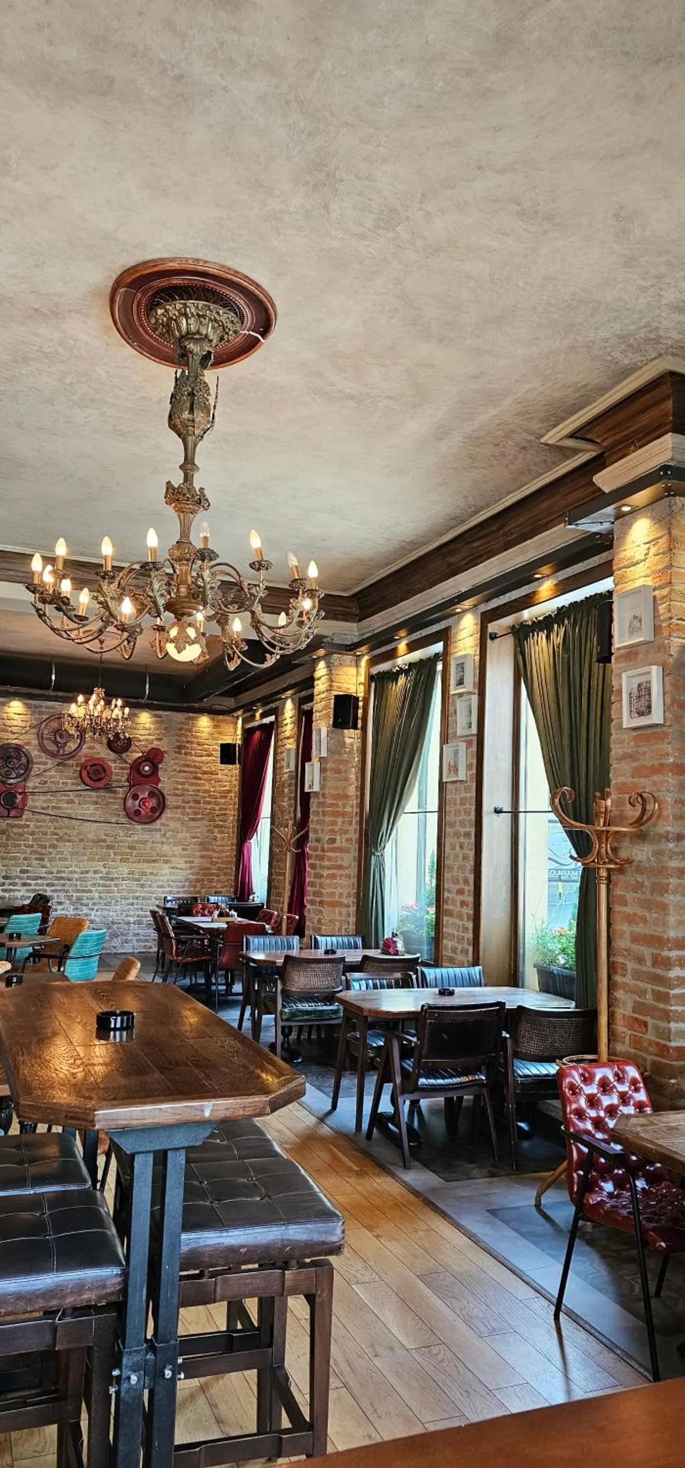 Restaurant/places to eat in Villa 1927