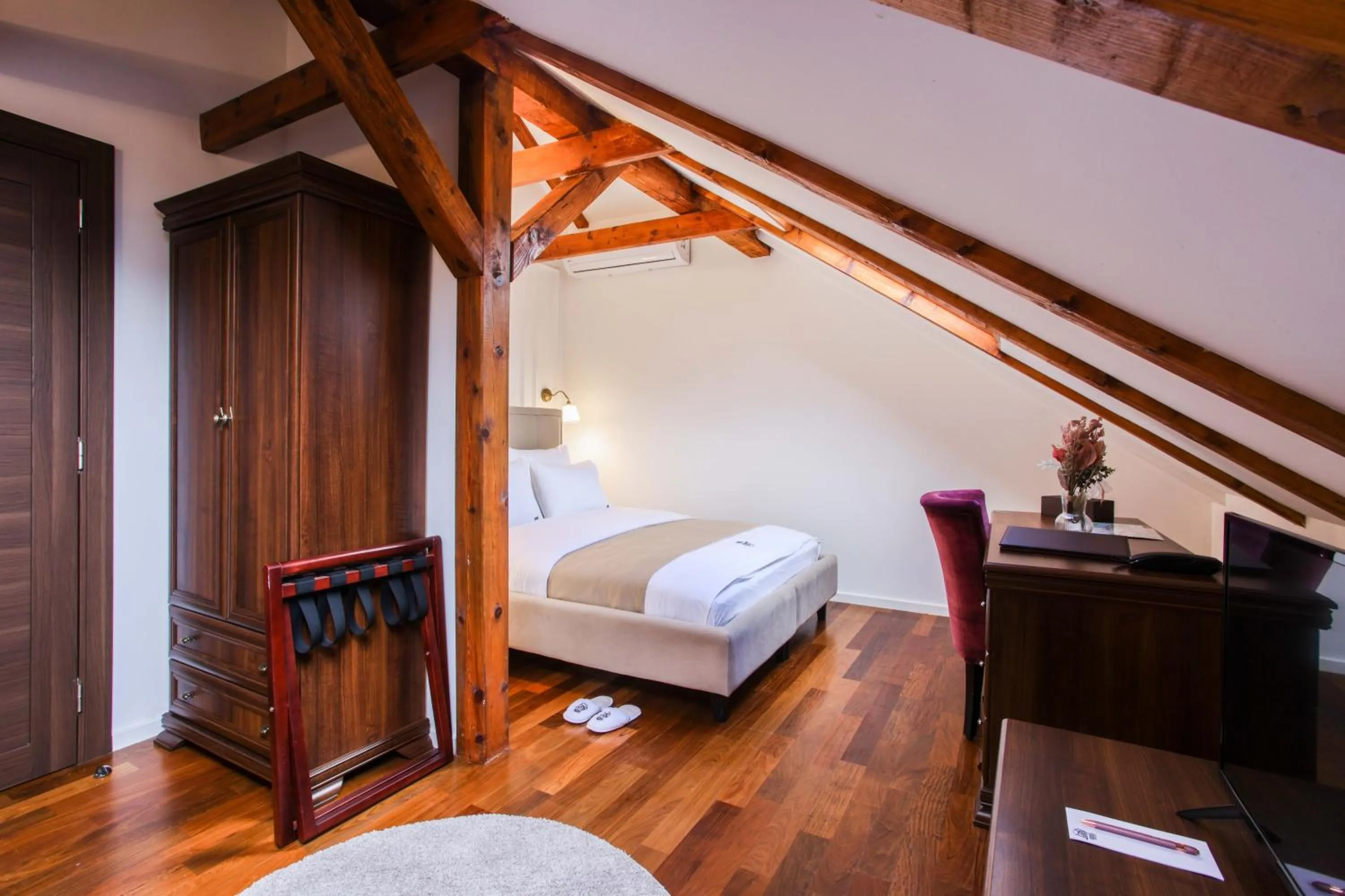 Photo of the whole room, Bed in Villa 1927