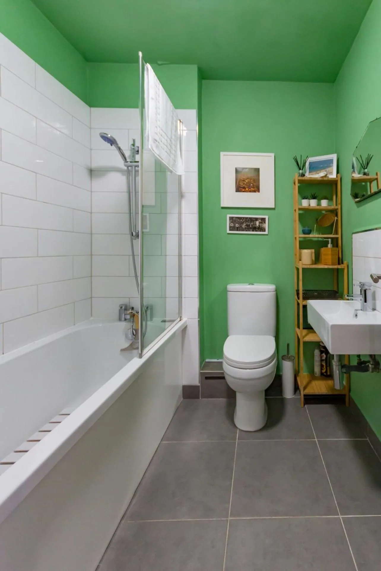 Bathroom in Walpole Bay 2 bed Stunning Garden Apt By Adliv