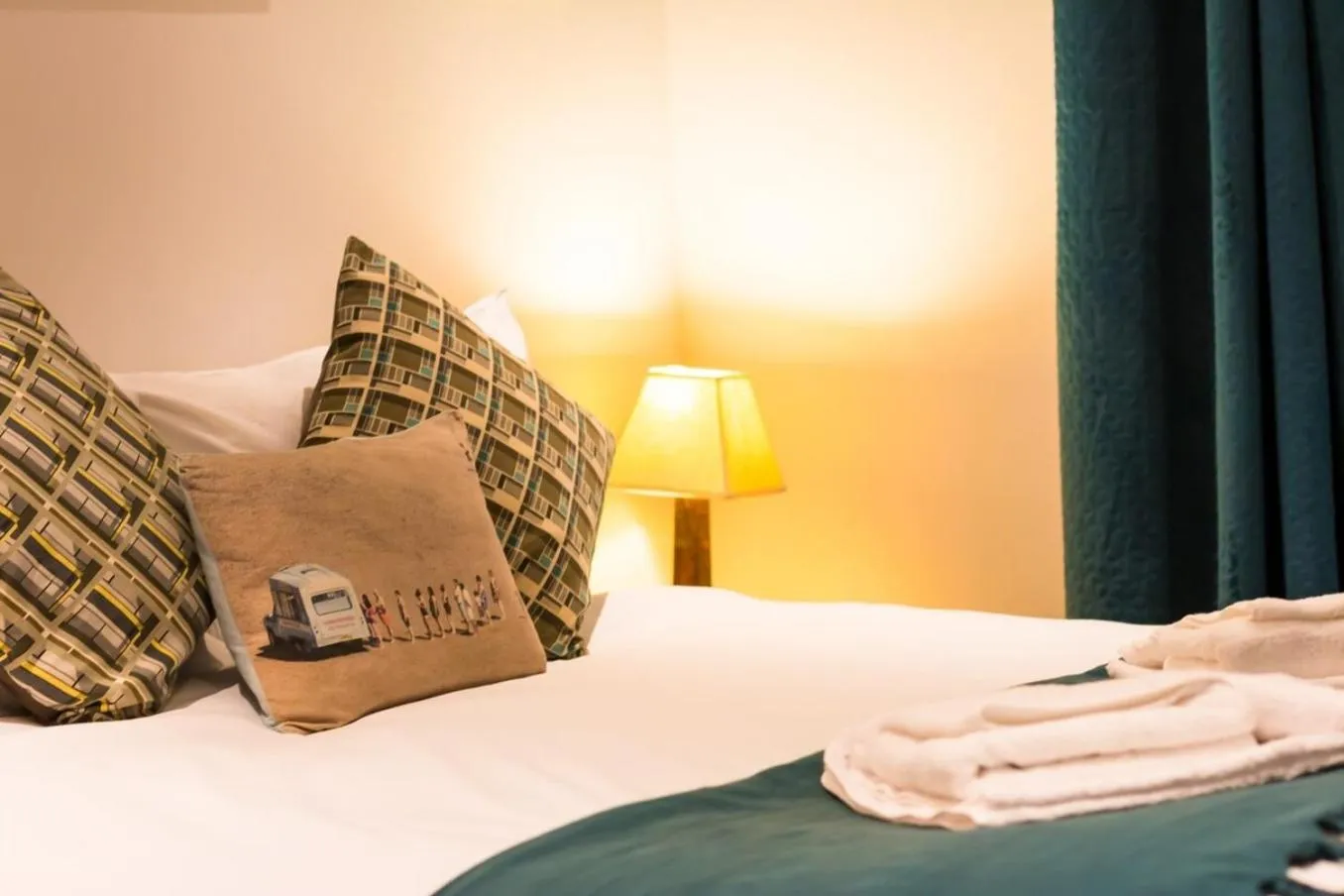 Bedroom, Bed in Walpole Bay 2 bed Stunning Garden Apt By Adliv