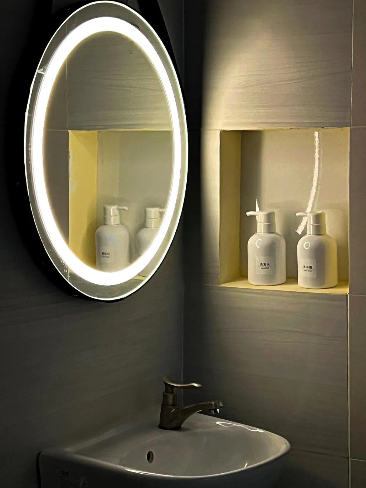 Bathroom in Cozy Modern Place with Projector - Near PINK CHURCH